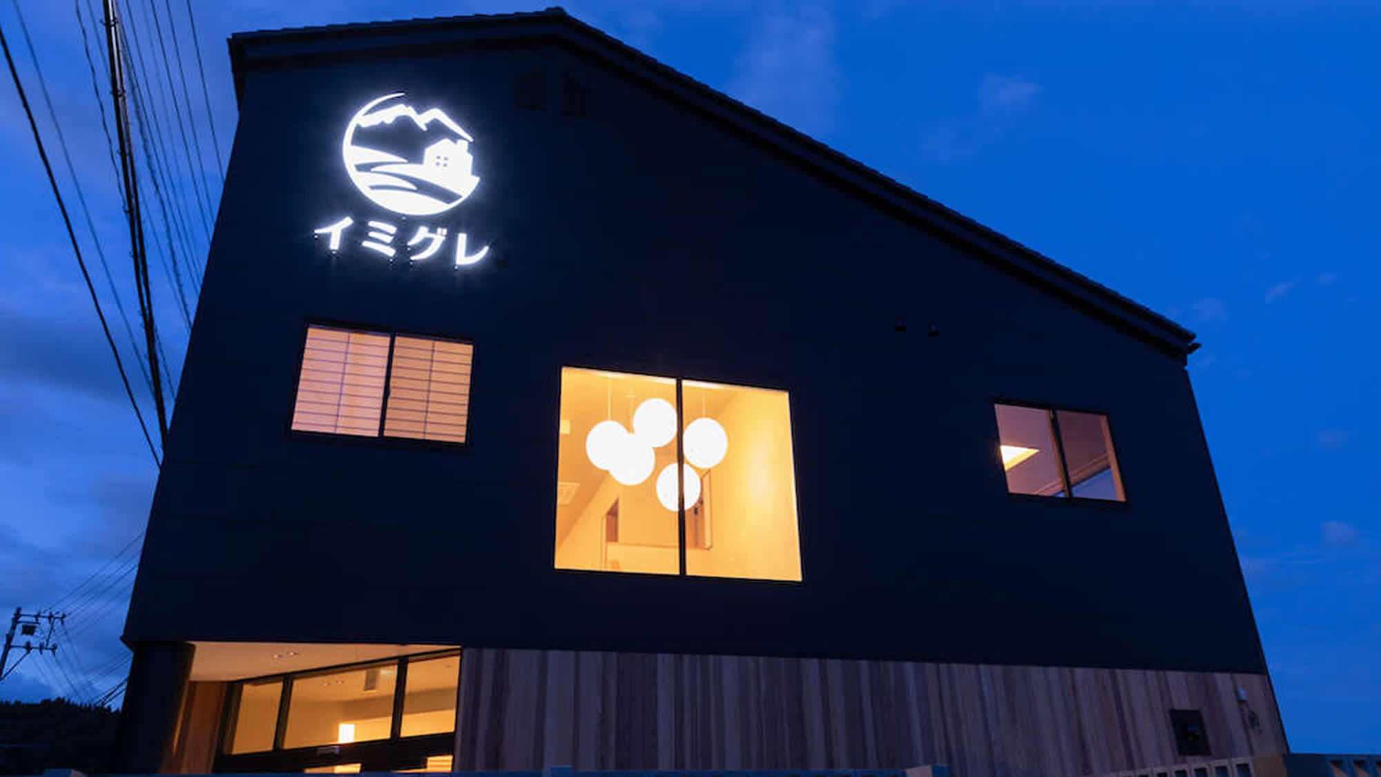 ■ 黃昏時分的外部（從停車場拍攝）