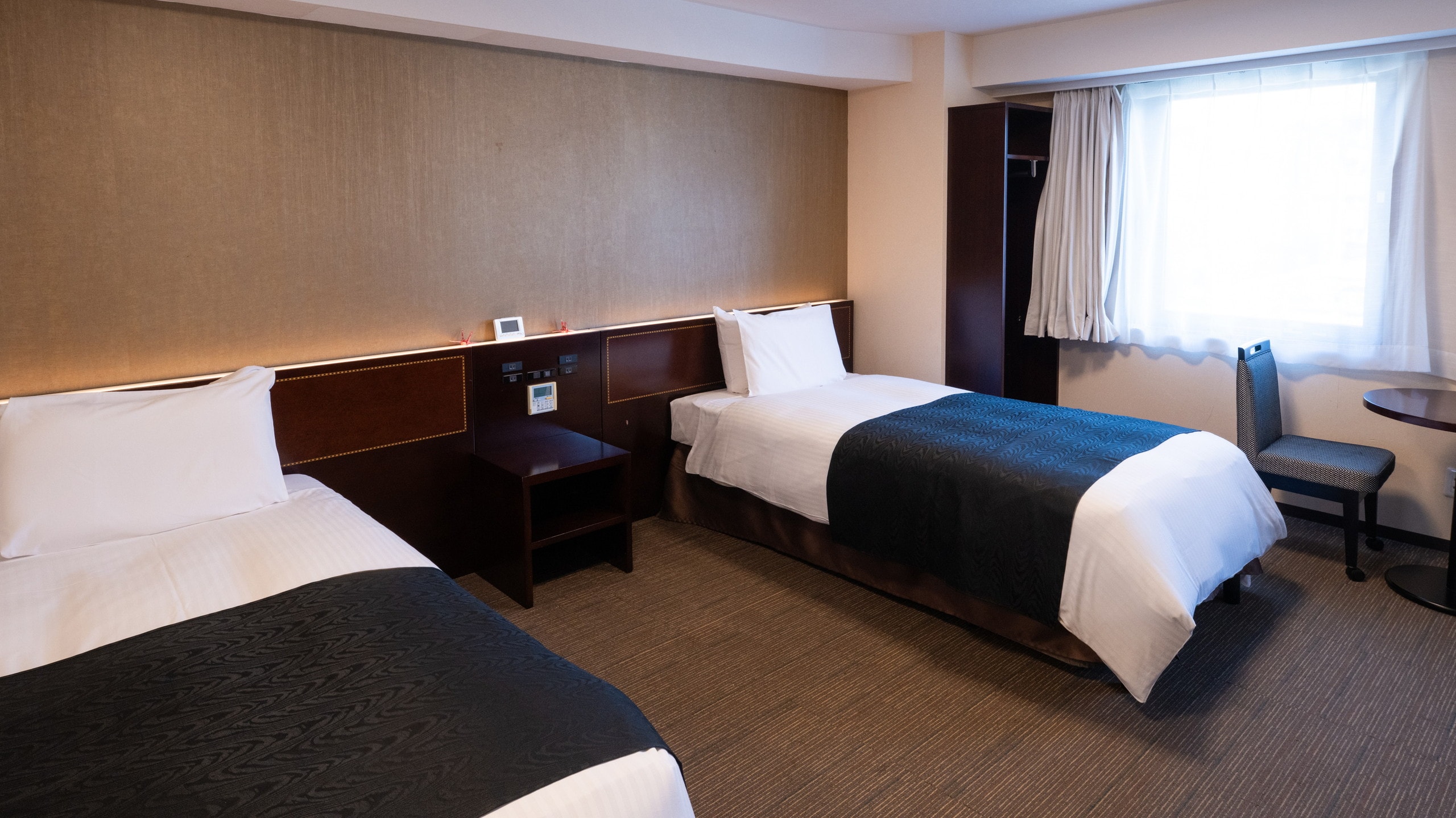 Kamar Kembar Universal