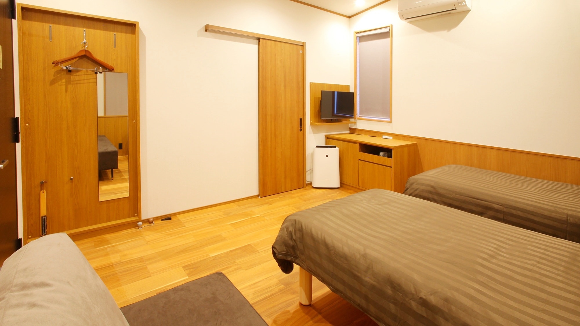 Comfort Twin: Bedroom