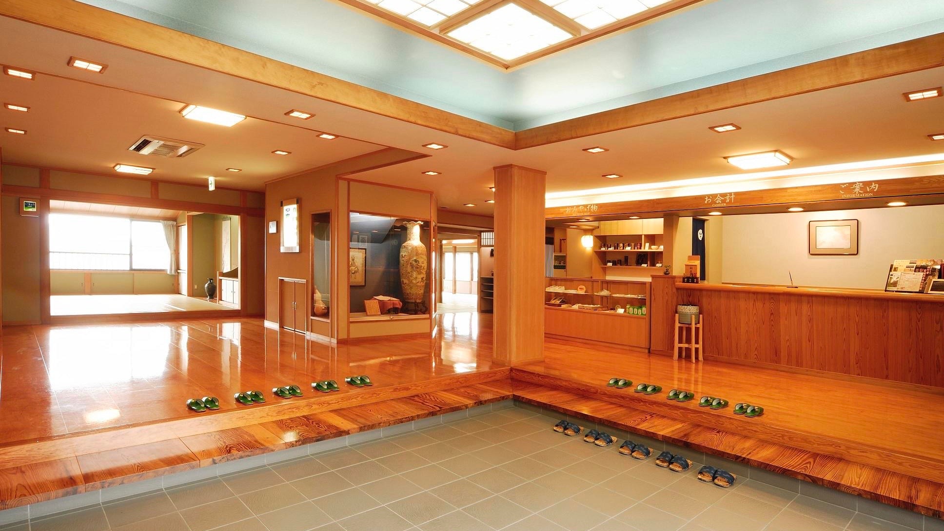 [Entrance & Lobby] Welcoming guests with a warm atmosphere made from Yoshino materials♪