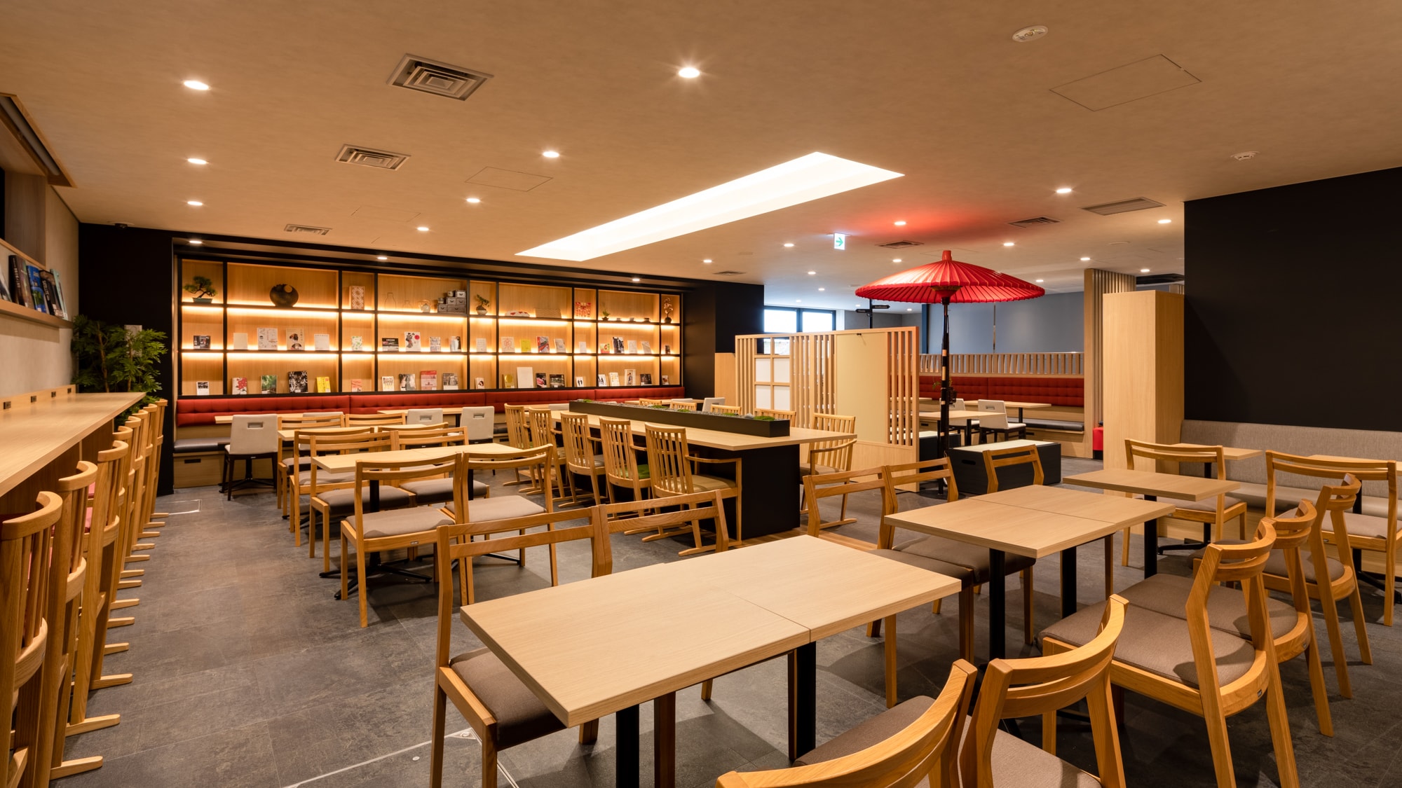 [Library Cafe] Tempat di mana Anda dapat bersenang-senang bersama teman. Nikmati waktu bersantai Anda di tempat yang luas.