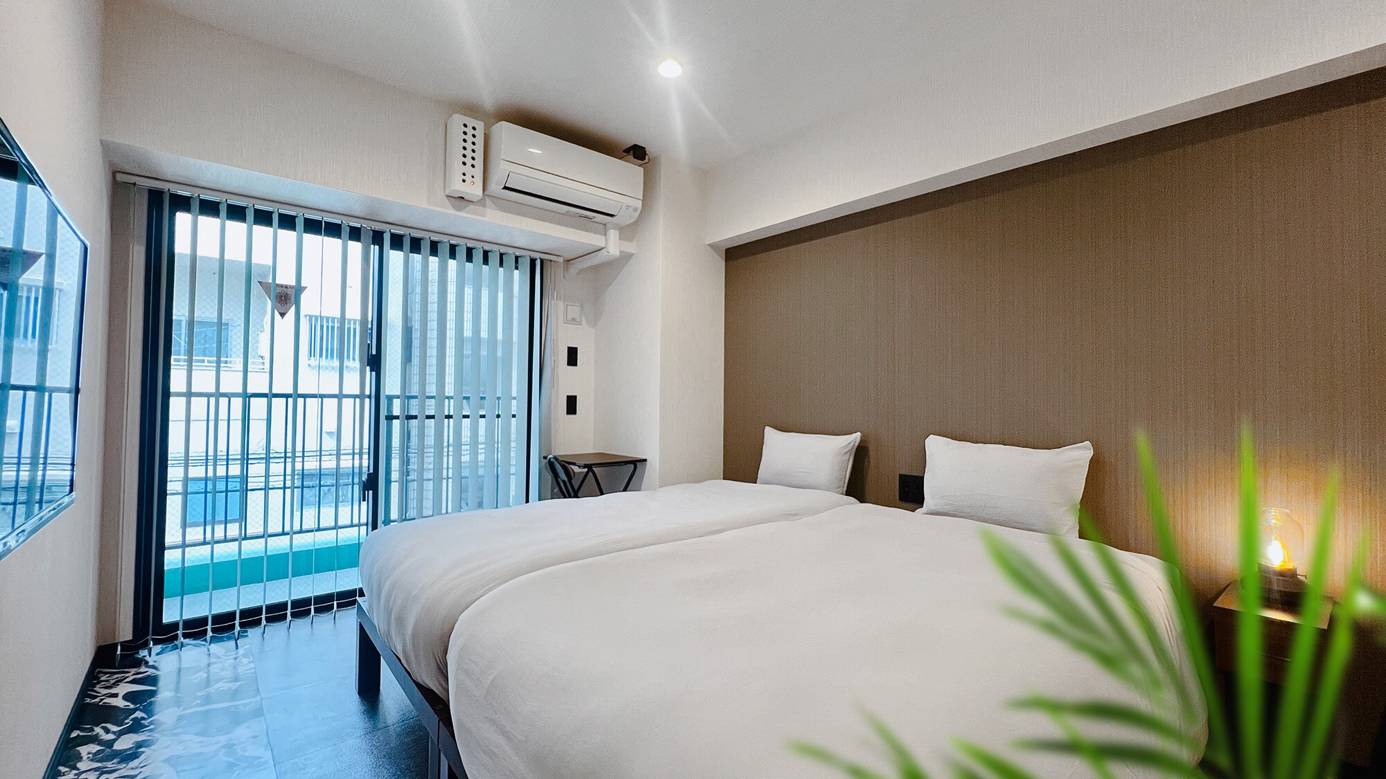 [Hollywood Twin] A blissful moment on a luxurious bed