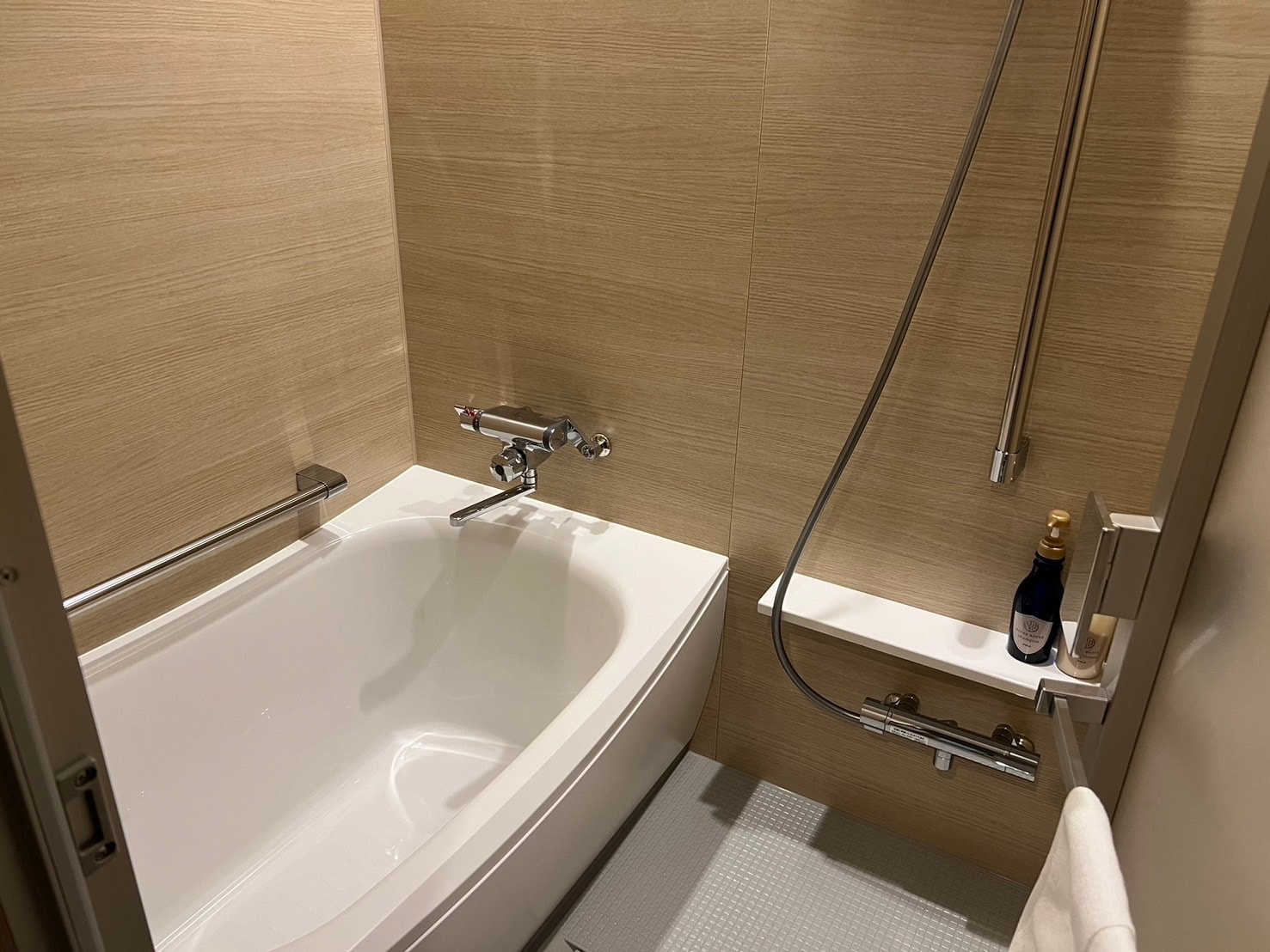 Bathtub (Deluxe Room)