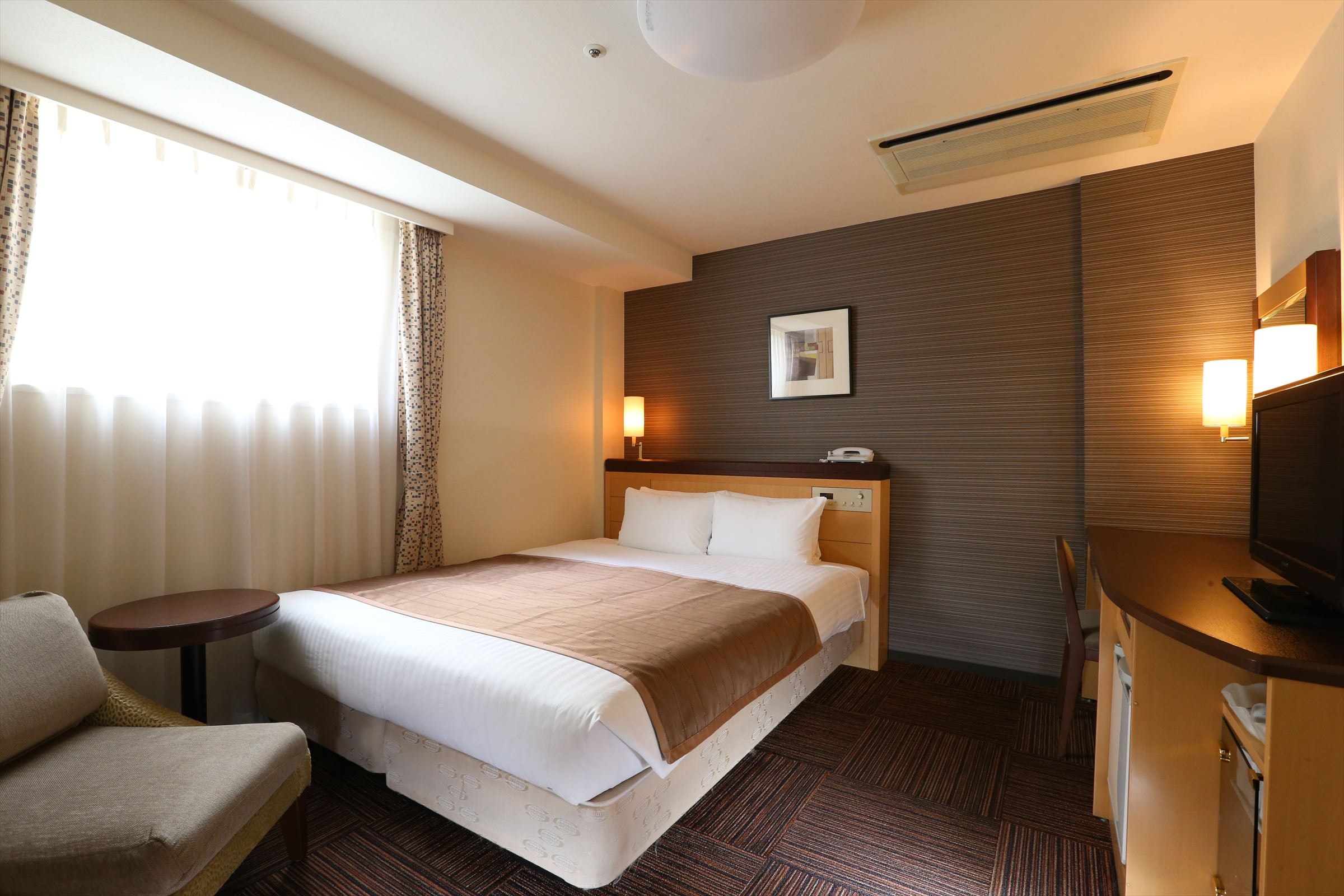 Double room with spacious 160cm Simmons bed
