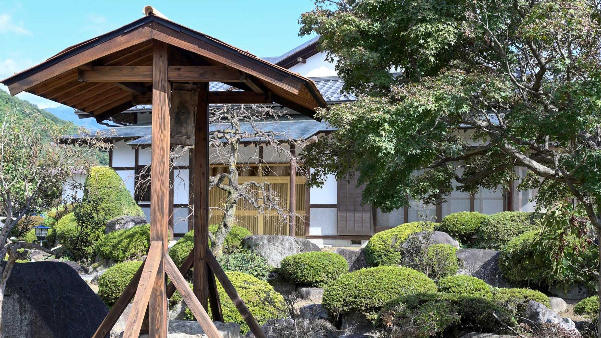 ・[外观] 数数屋风格建筑，周围环绕着日式庭园，可舒适入住。
