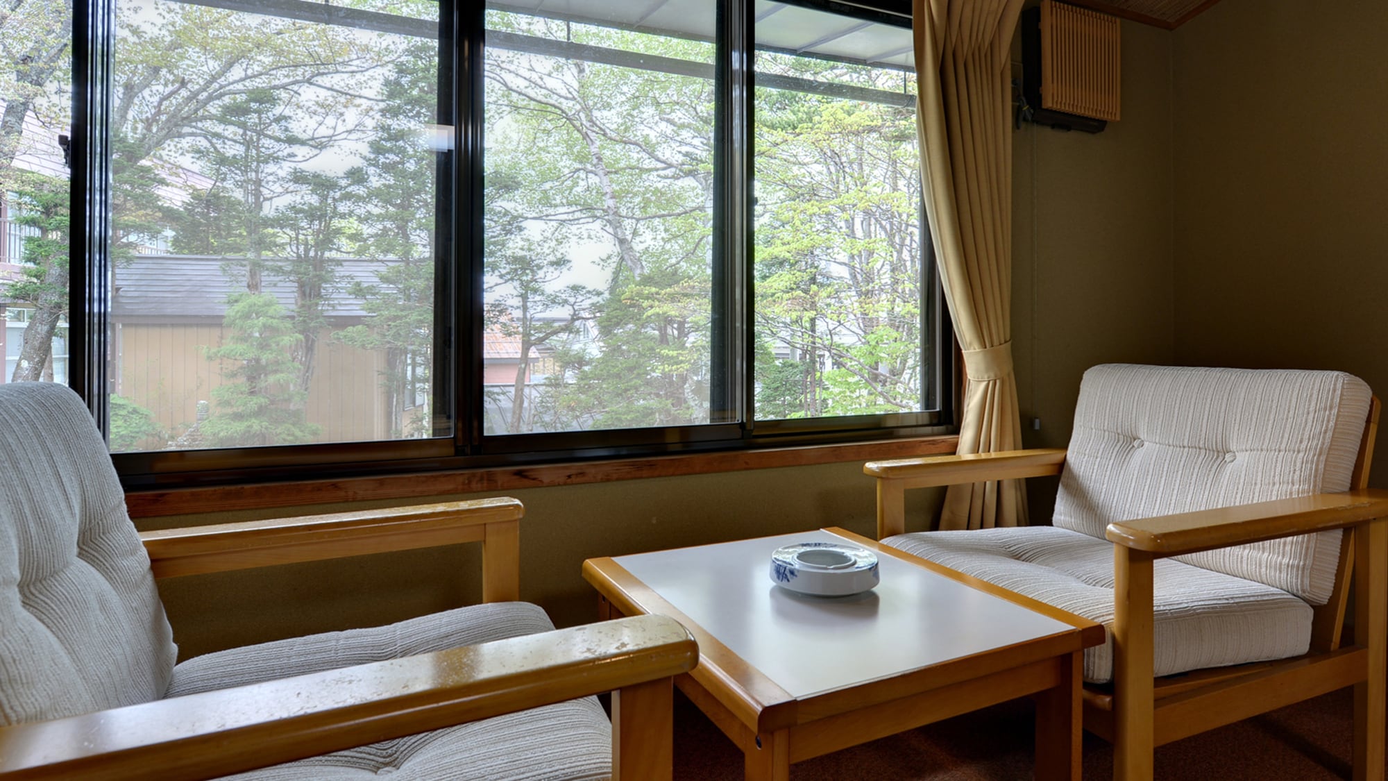*Kamar bergaya Jepang 10 tatami (contoh kamar tamu)/Duduklah di kursi dekat jendela dan hirup udara Nagano yang segar dan menyenangkan.