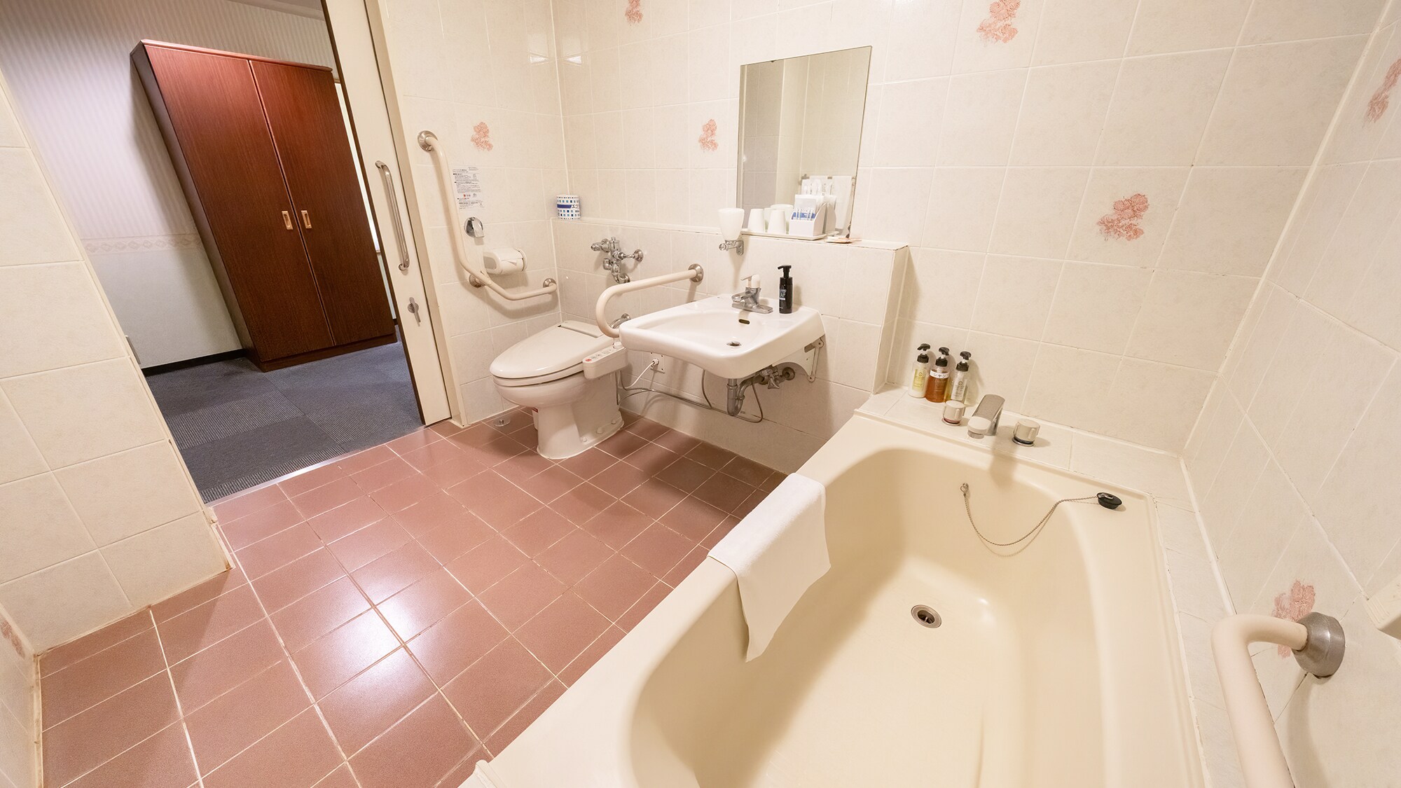 [DX Twin] The universal design bathroom is spacious with few steps.
