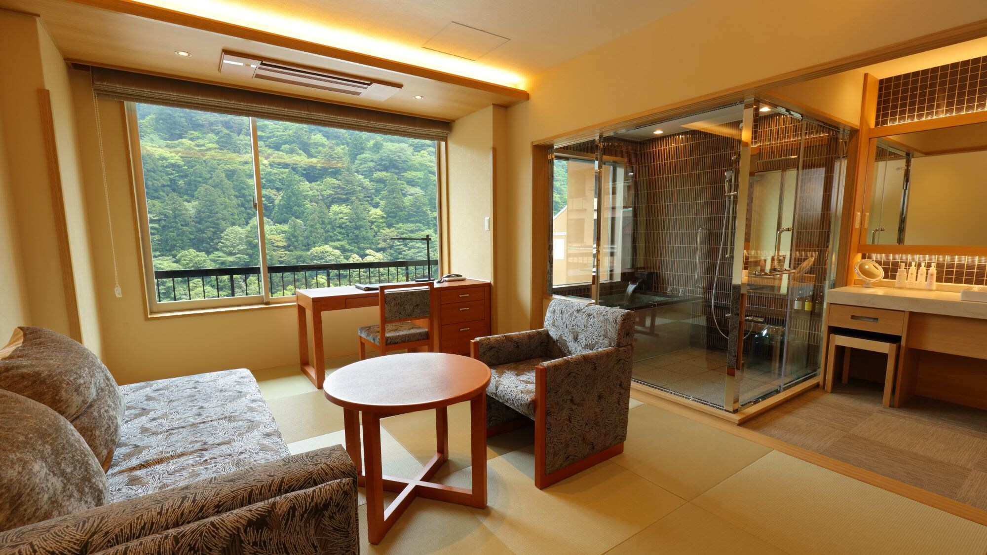 A new Japanese-Western style room with a bath with a view, a comfortable bed (35 square meters), free refrigerator