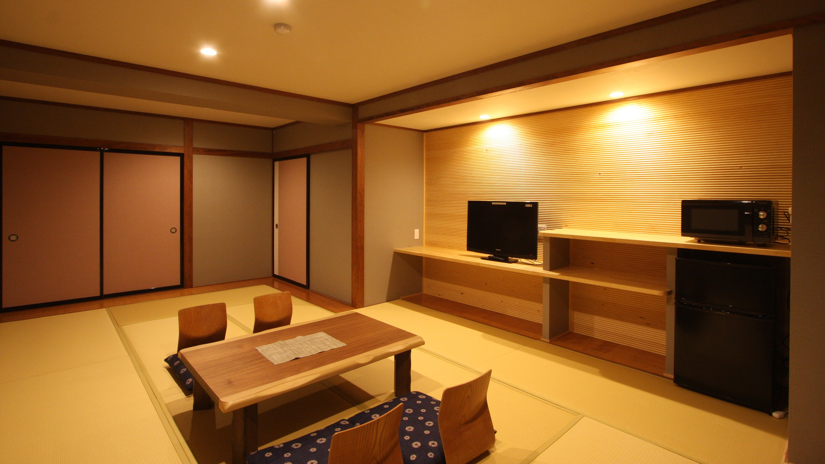 Modern Japanese-style room 101 in the semi-basement, 11 tatami mats, with window