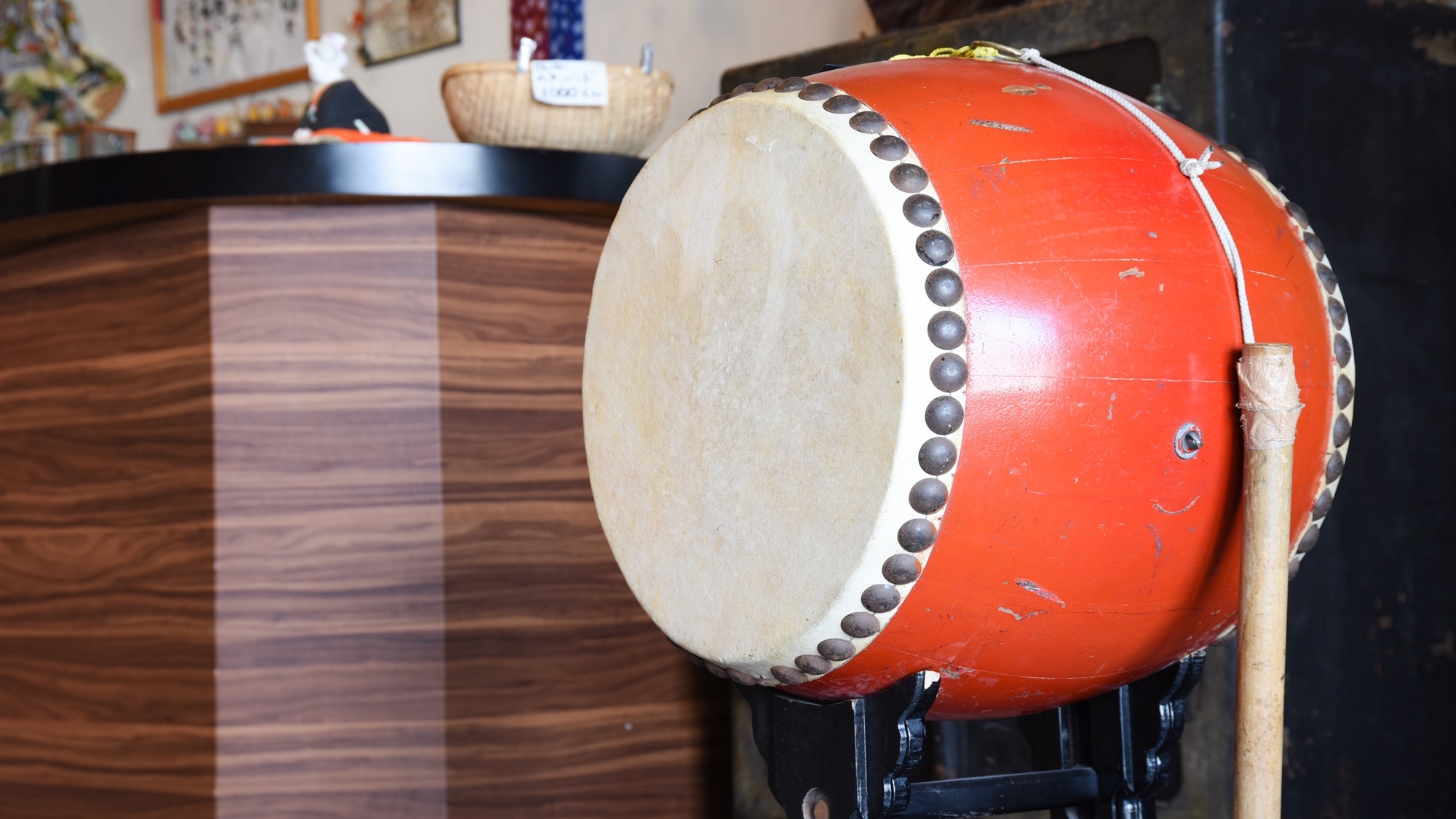 *[Lobby] A Japanese drum is displayed at the entrance.