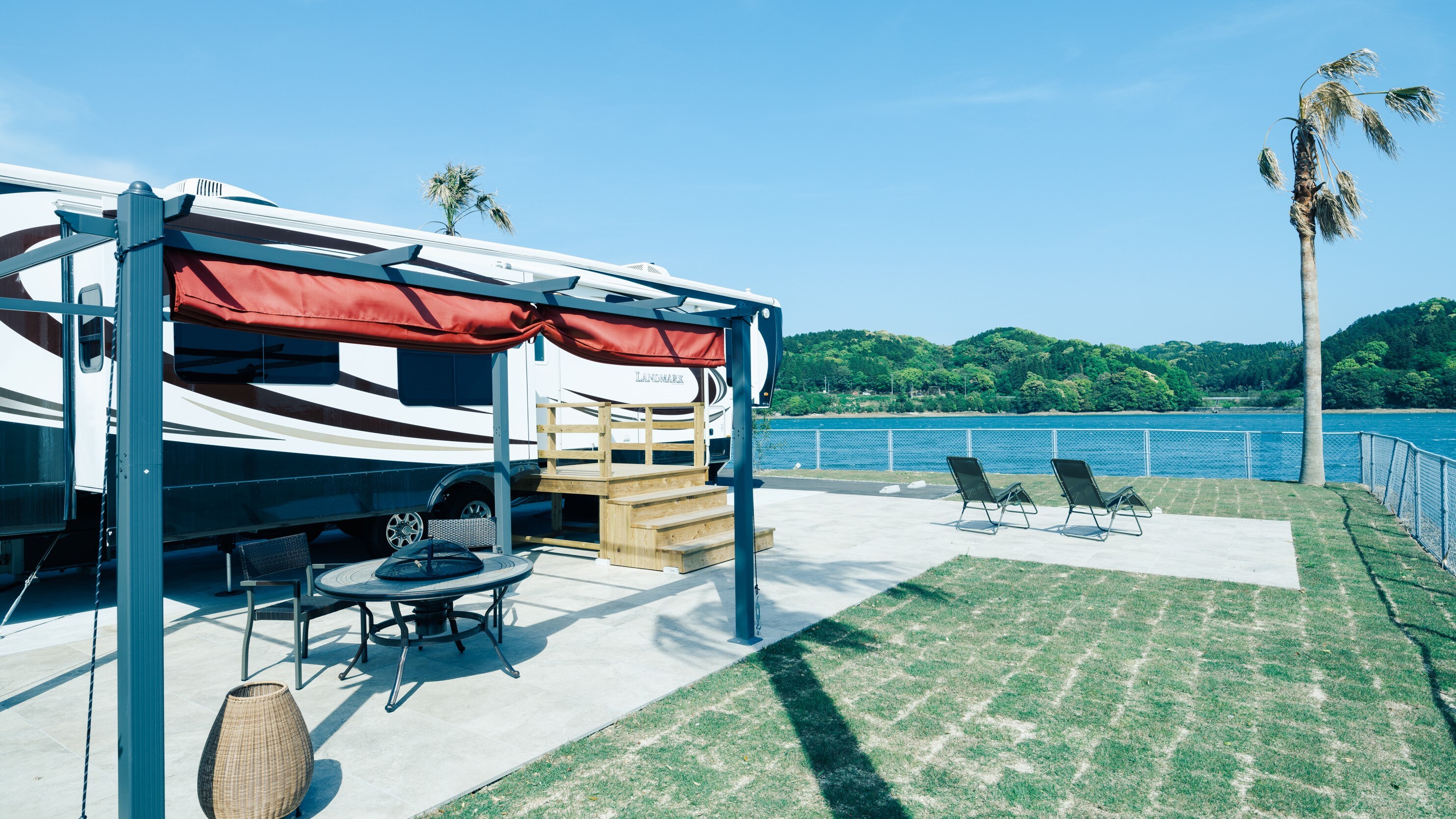 [Trailer/Exterior] Enjoy the resort atmosphere while looking out at the ocean that stretches out before you.