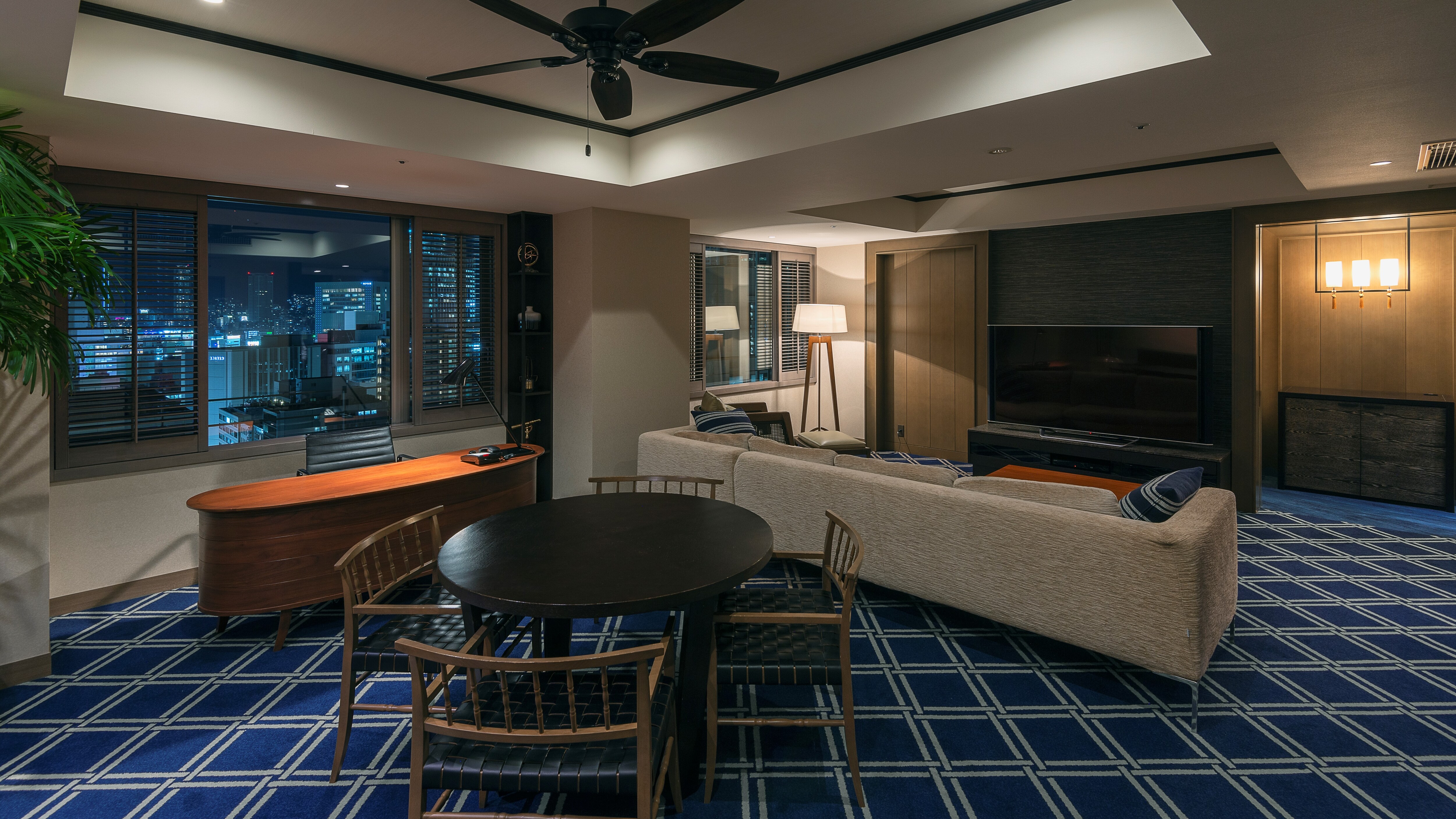 Suite King/High Floor/Free Minibar (Living Room)