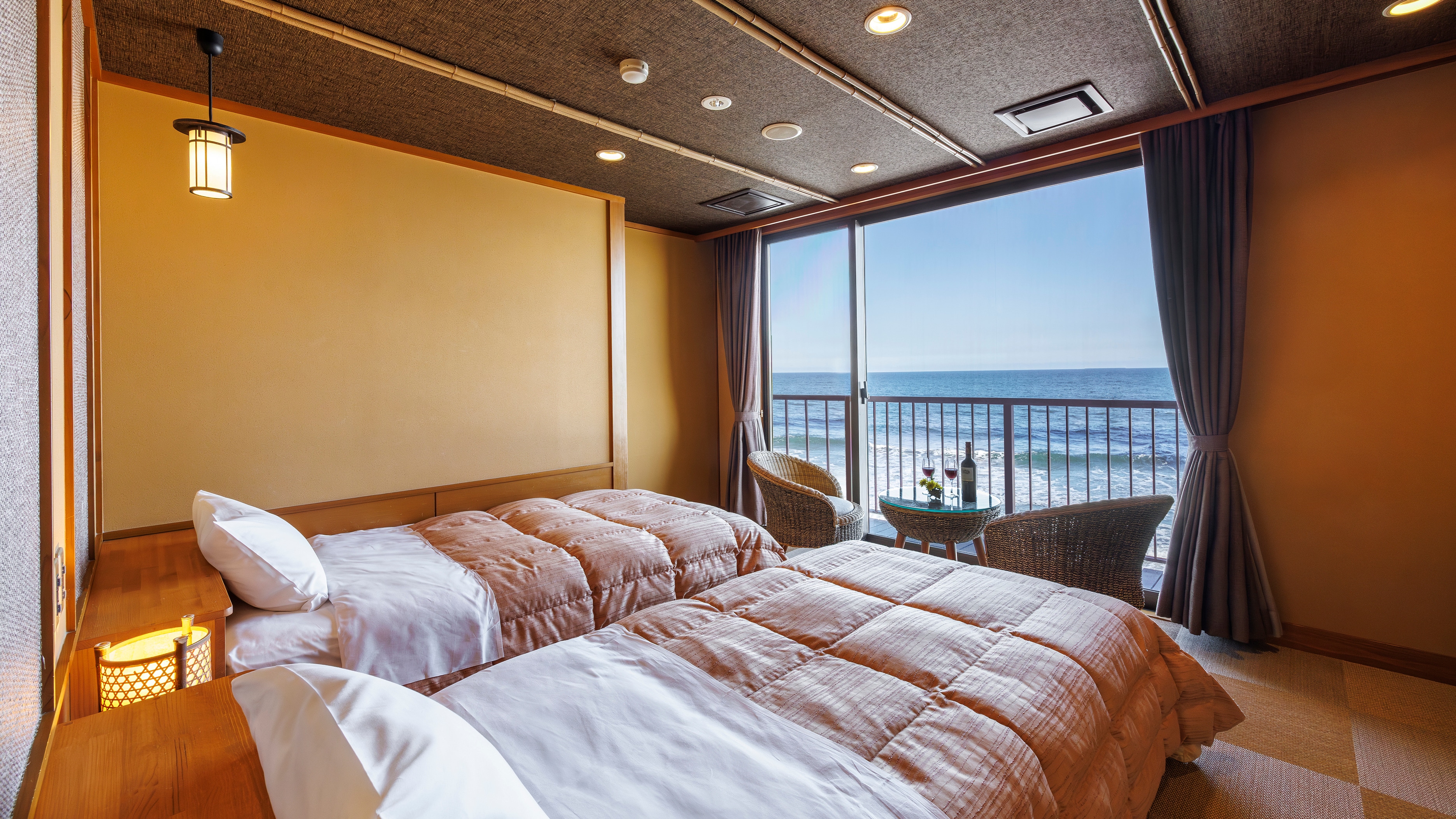 The room size is 8 tatami mats, and it is a twin western style room. It has a balcony with a nice view. It is safe for the elderly and those with weak legs.