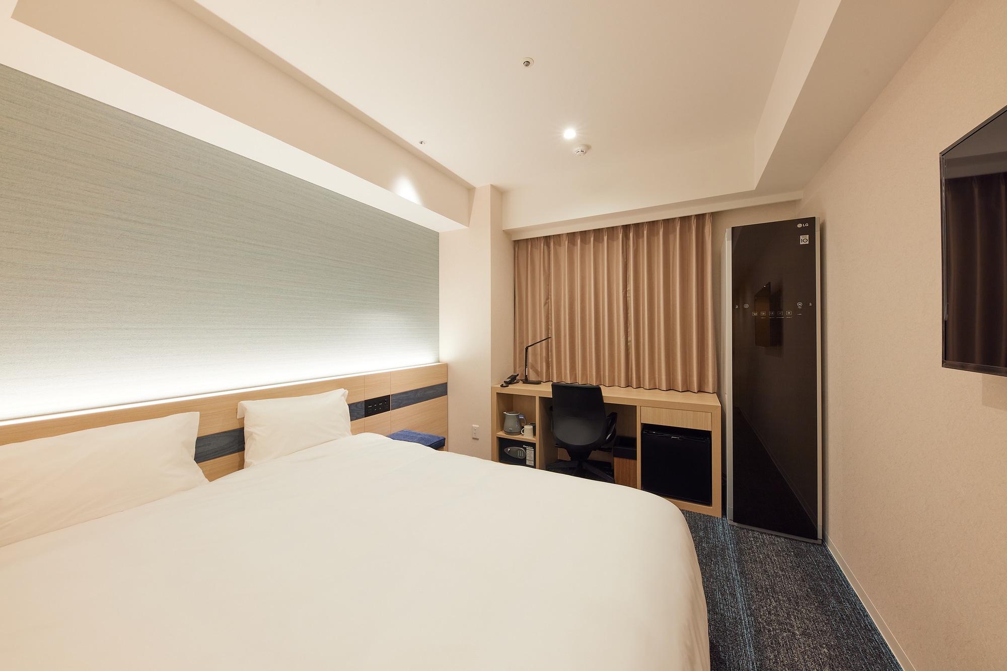 Deluxe Double (Curtains closed)