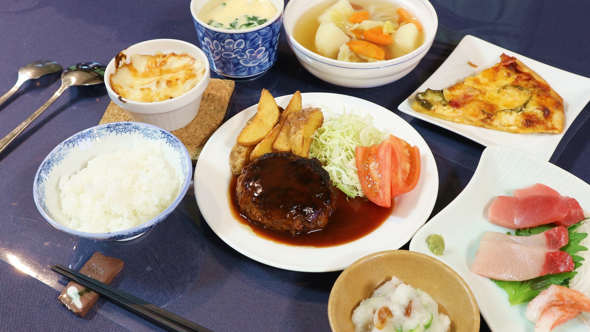 *[ตัวอย่างอาหารเย็น] เราจะเตรียมอาหารทำเองทั้งหมด 6 จาน โดยเป็นการผสมผสานอาหารญี่ปุ่น อาหารตะวันตก และอาหารจีนอย่างลงตัว