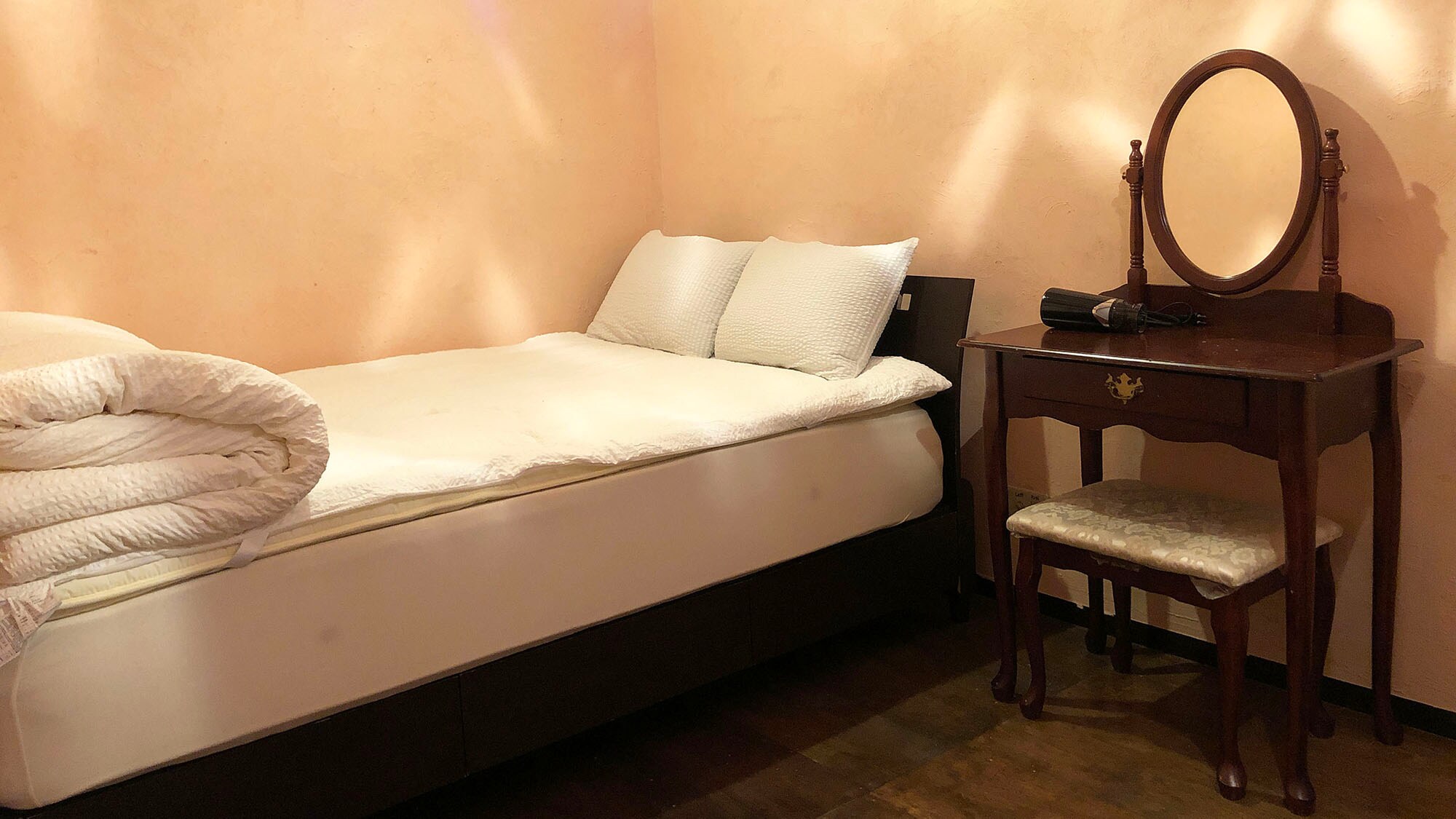 ・Example of a room with private shower *Single/Double
