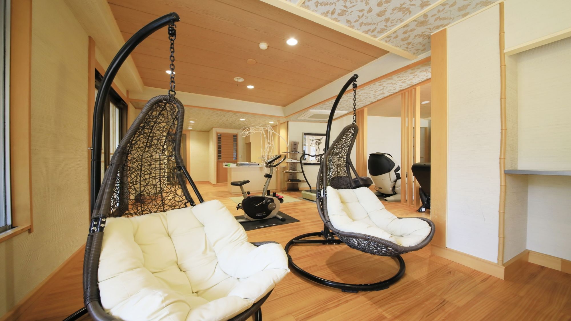 ■Relaxation room■Massage chairs available