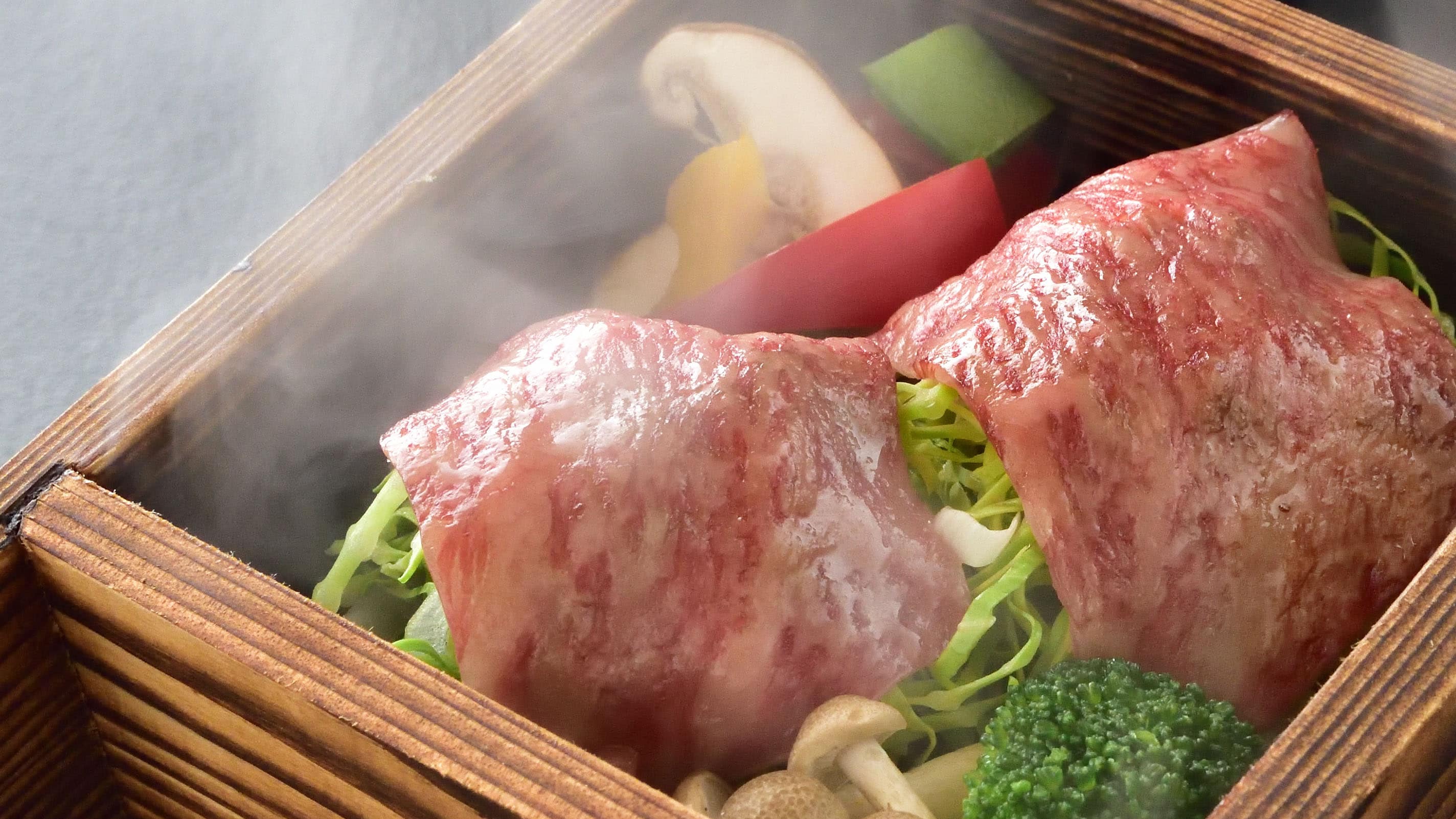 A5 랭크의 니가타 와규를 라듐 원천으로 찐 참깨 식초로 깔끔하게