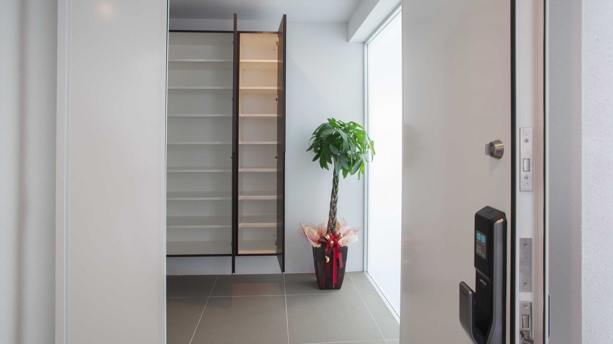 [Entrance] Spacious and bright entrance space
