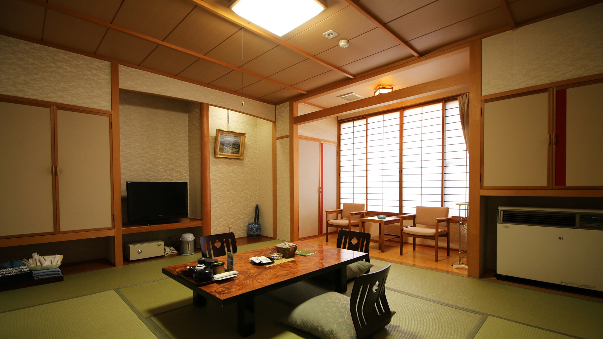 [Example of guest room] 10 tatami mats, relaxing Japanese-style room overlooking the courtyard where you can feel the seasons