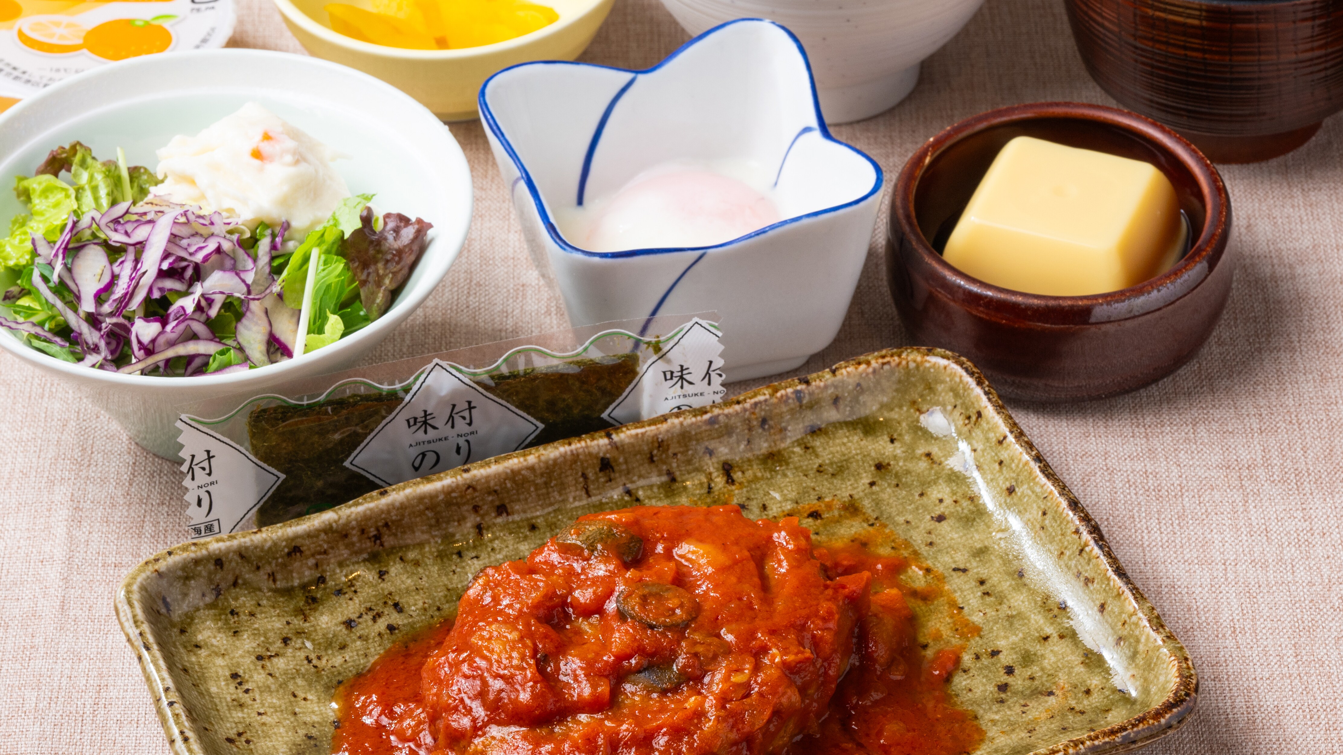 ชุดสเต็กแฮมเบิร์กที่ร้านอาหารเช้า "โกไมจิ" ในโรงแรม APA Hotel Iidabashi Ekimae
