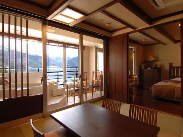 Special room with semi-open-air bath overlooking Lake Kawaguchi (example)
