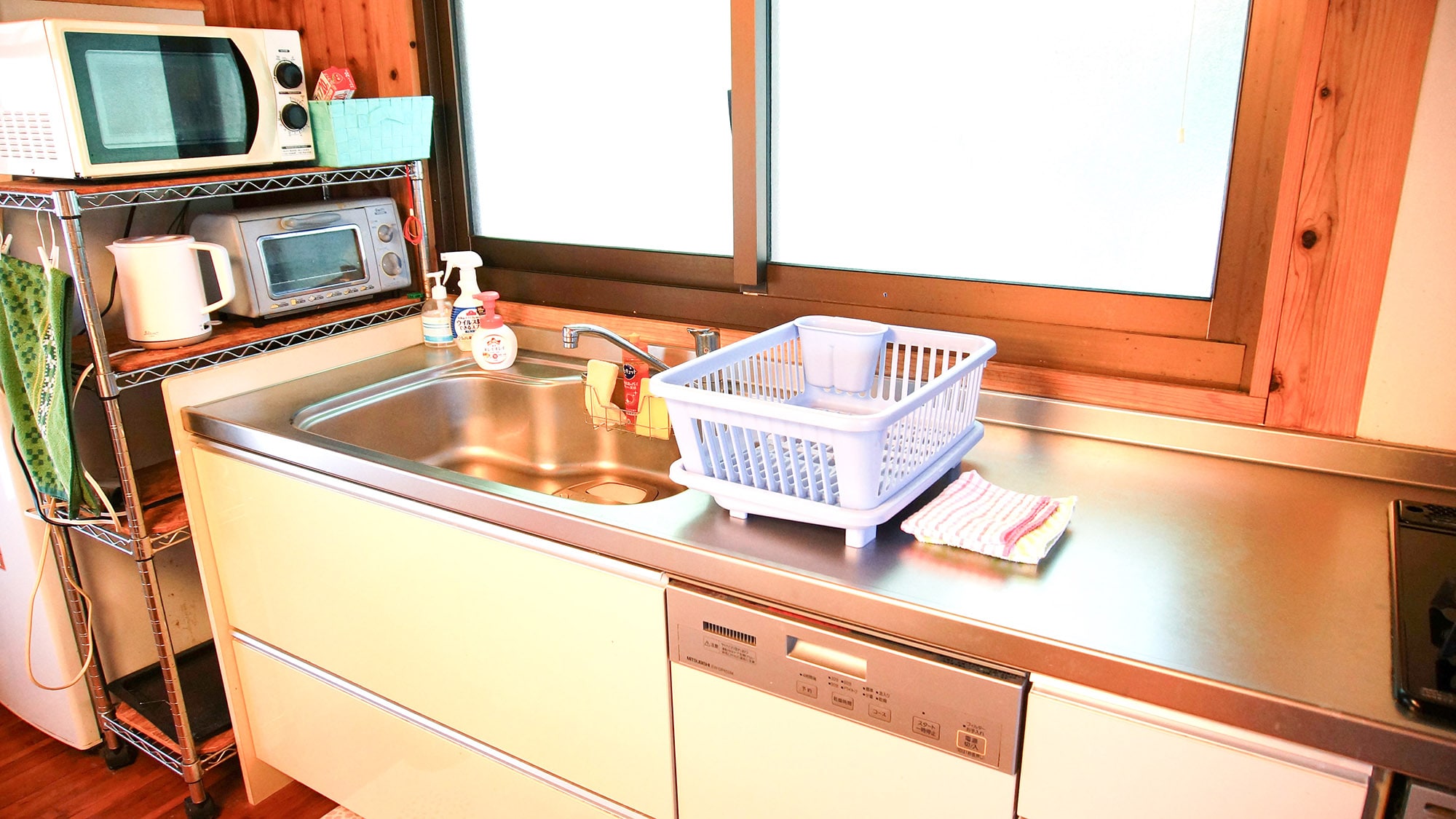 ・"Sangohi" kitchen: Spacious sink. Easy to cook and wash dishes.
