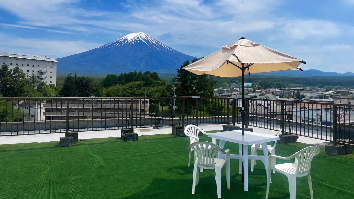 晴朗的日子里，您可以从屋顶欣赏到富士山的壮丽景色。