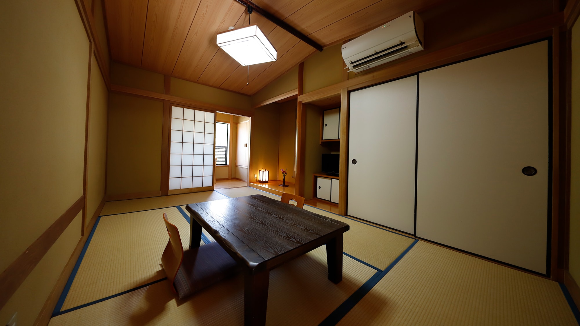 Japanese-style room (8 tatami mats)