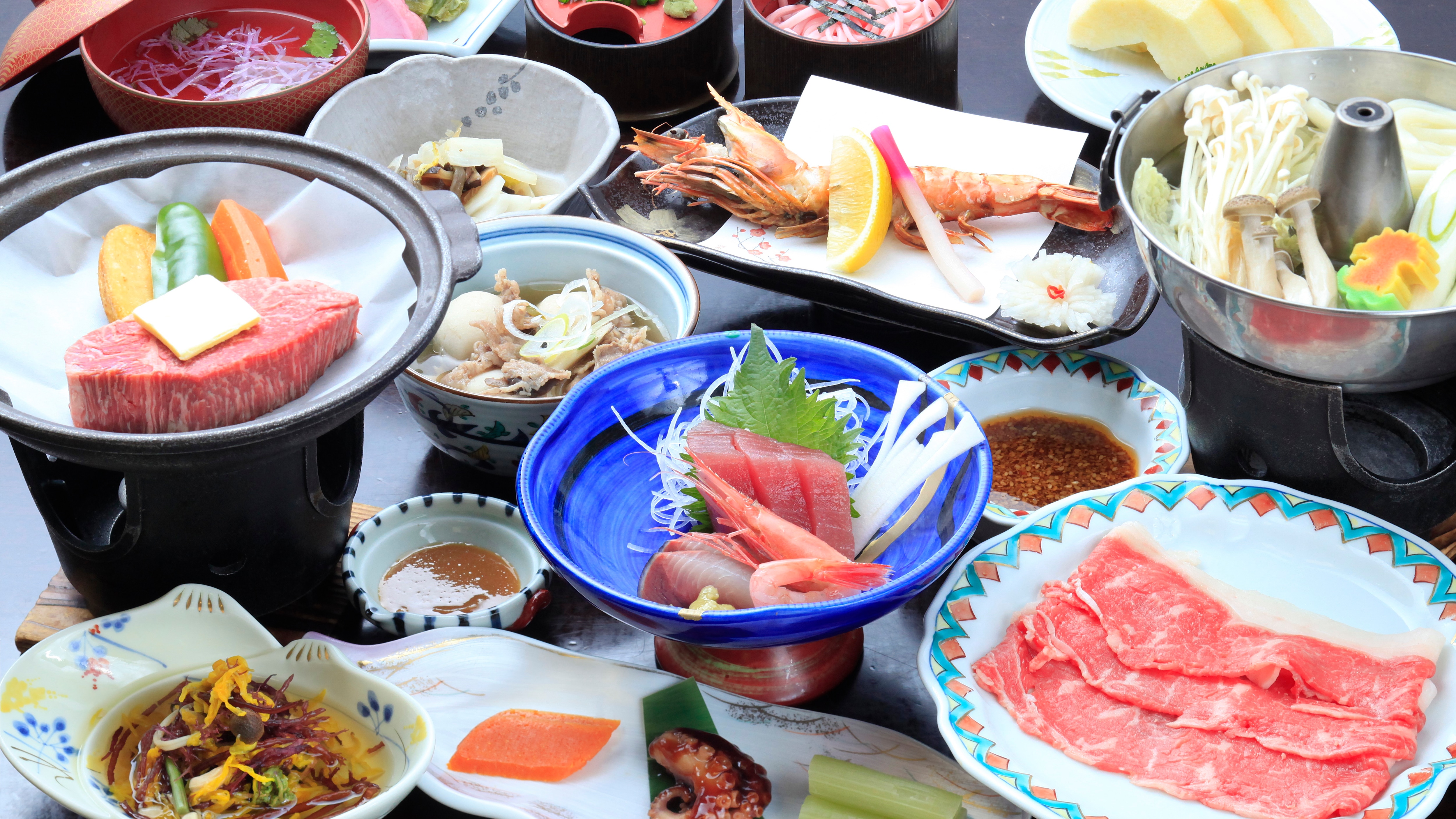 晚餐/日式料理，用陶瓷盤烤製國產牛肉 *僅供參考