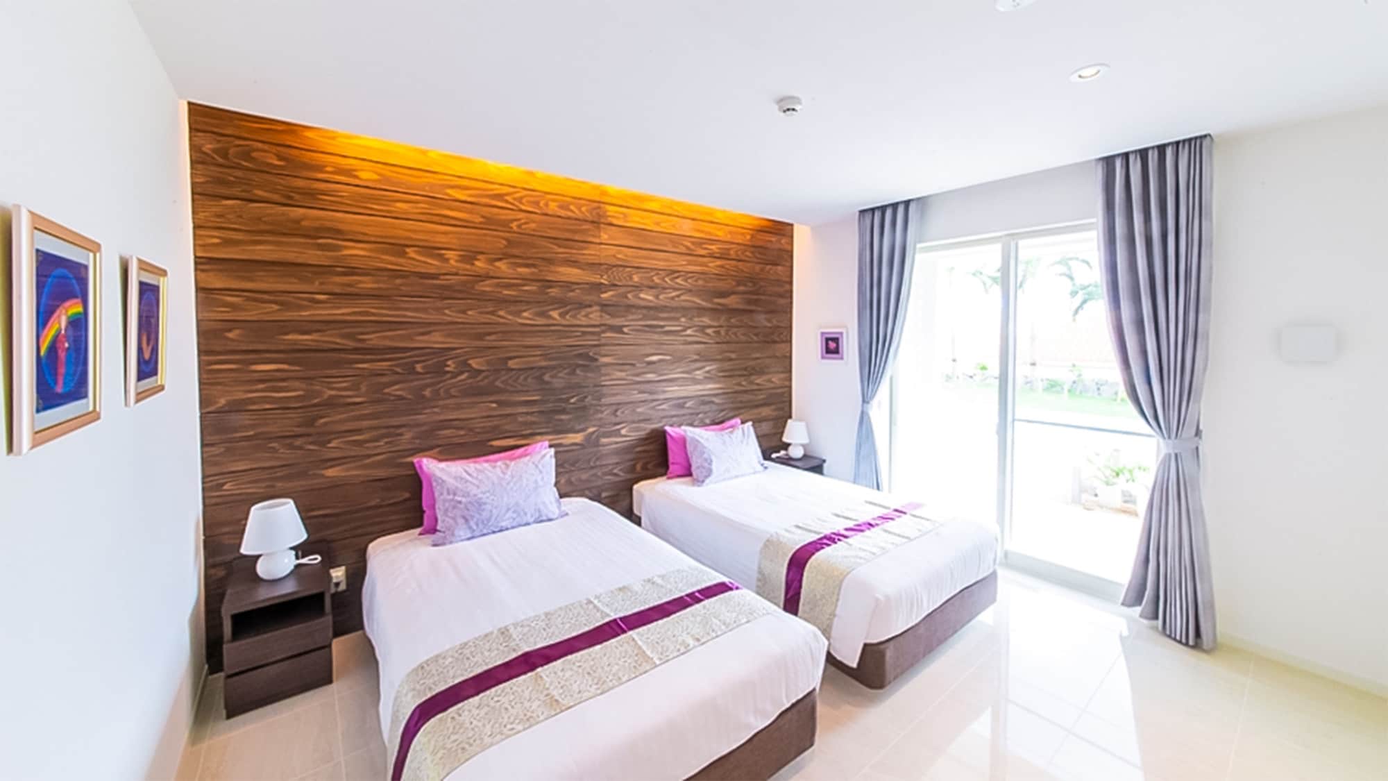 ・[Sun Suite] A Western-style room with two beds connected to a Japanese-style room.