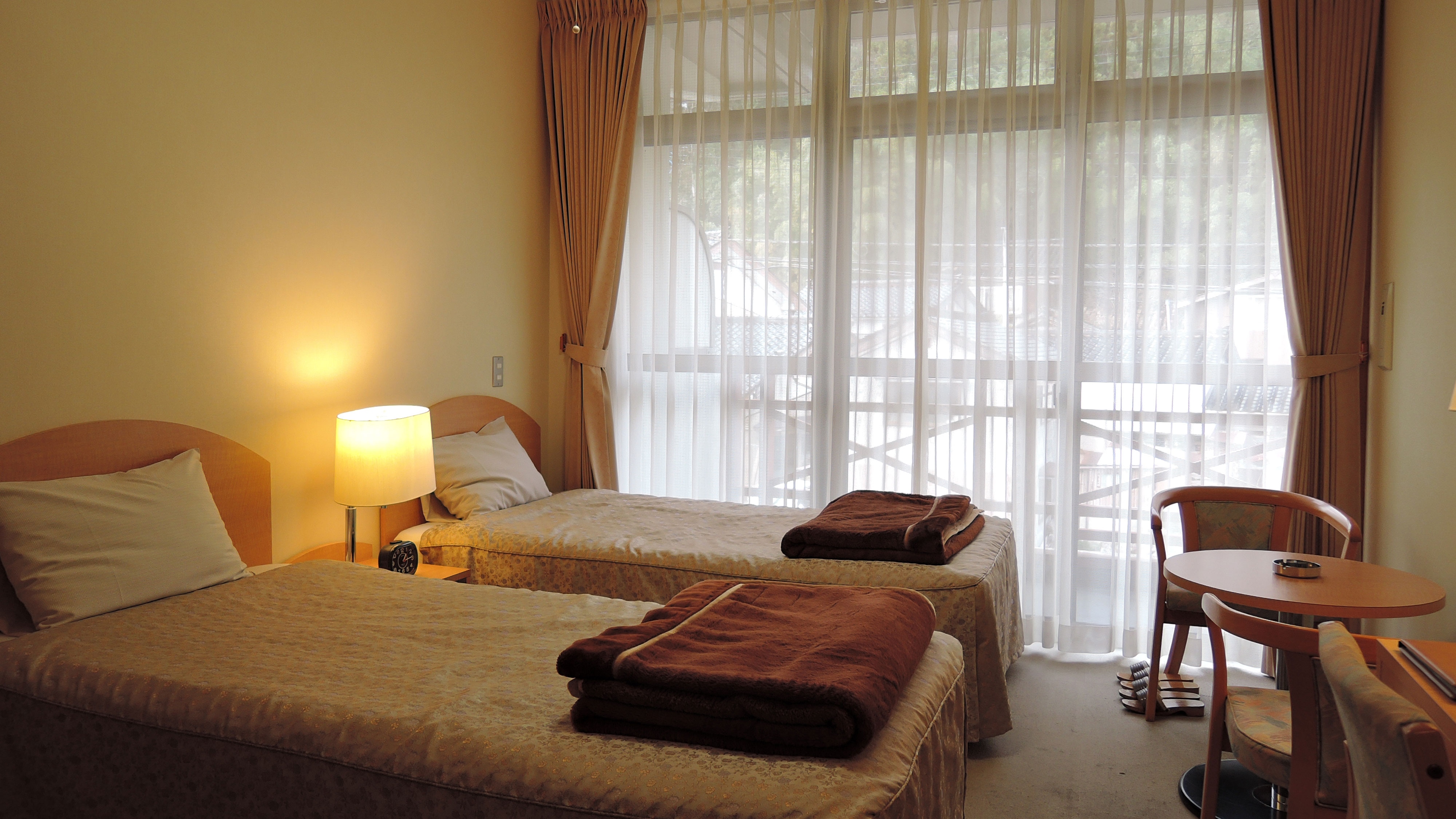 *Contoh kamar bergaya Barat/Bersantailah dan hilangkan rasa lelah perjalanan Anda di tempat tidur.