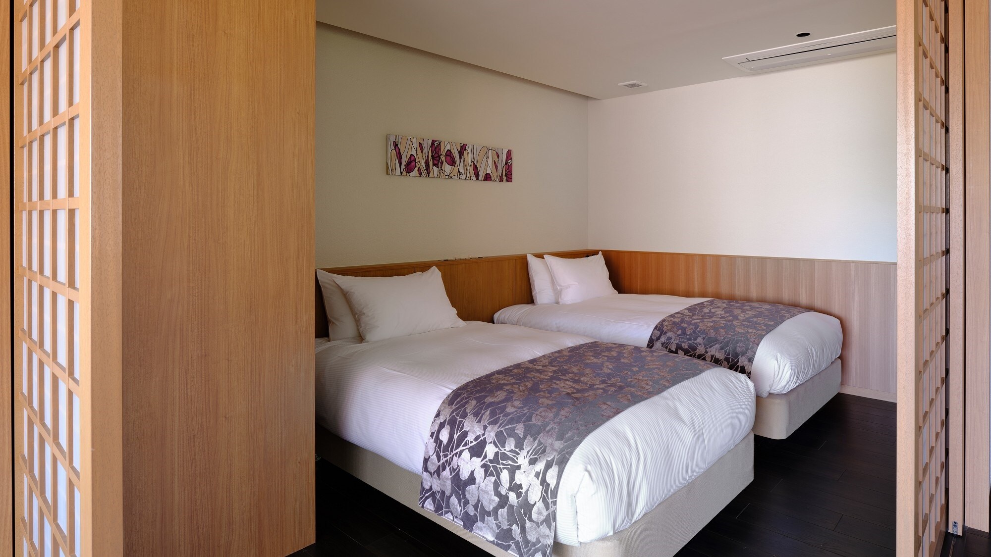 [South Wing Superior Suite] A calm and modern bedroom
