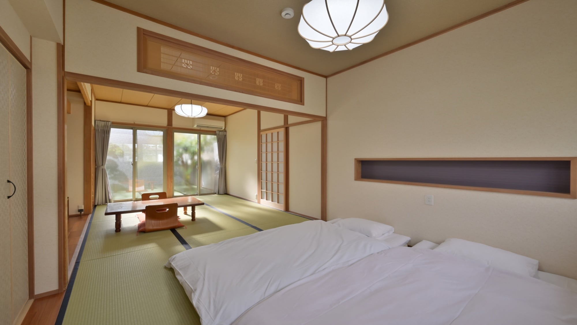 A Japanese space with gentle sunlight streaming in. Enjoy a truly relaxing time surrounded by the scent of tatami mats.