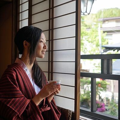  本馆【住宿】2楼☆16张榻榻米日式房间+卧室（禁烟）从窗户可以看到群山和温泉街。
