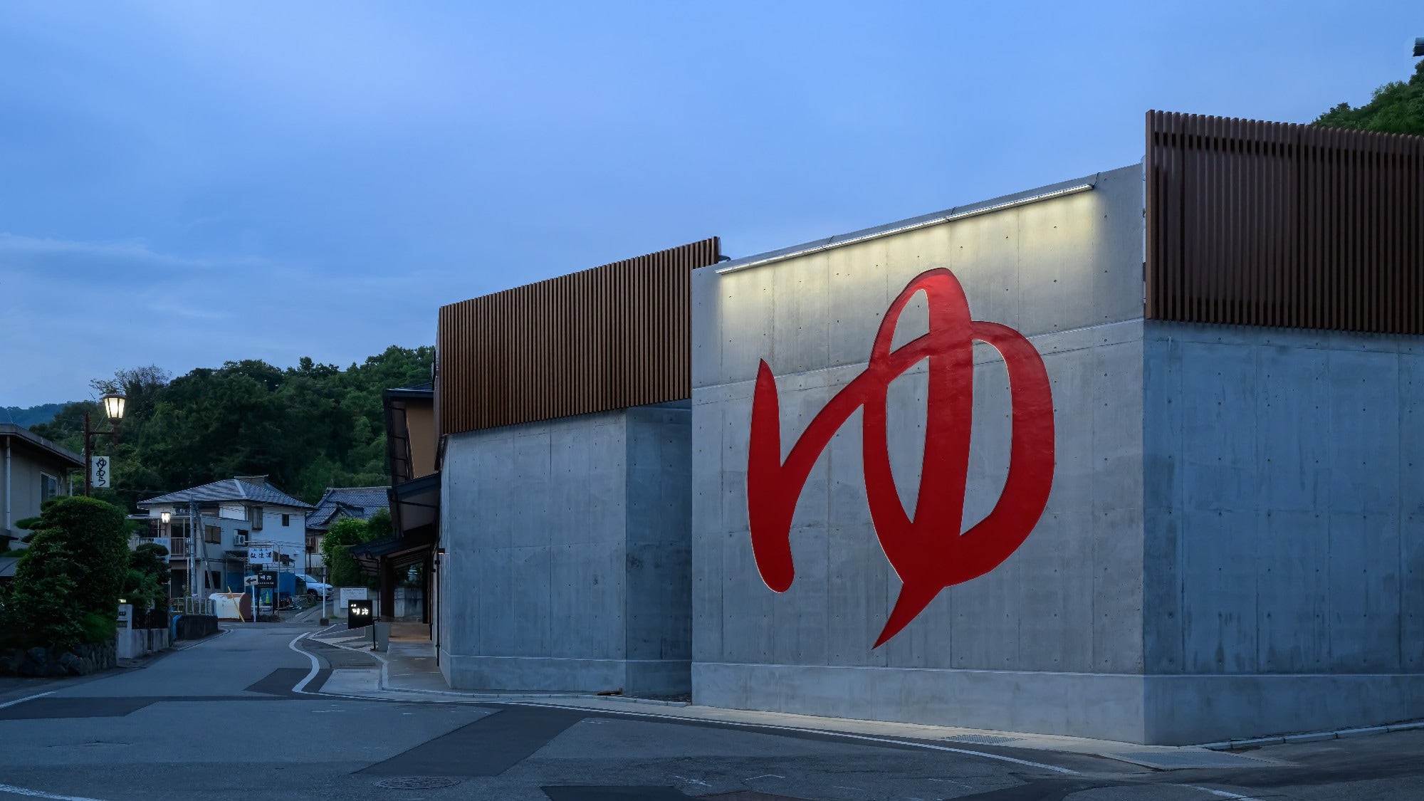 [ภายนอก] ตัวอักษร "ยู" โดดเด่นแม้จากระยะไกล