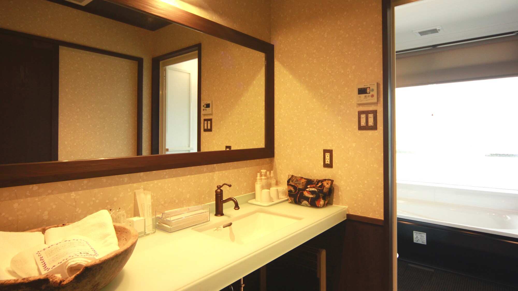 [Hikari no Ma] You can see the whole of Wakasa Bay from the observation bath. Please enjoy a relaxing time while soaking in the bath.