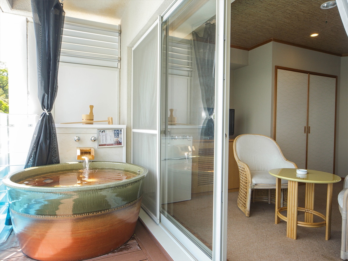 [Japanese-style room] Guest room open-air bath