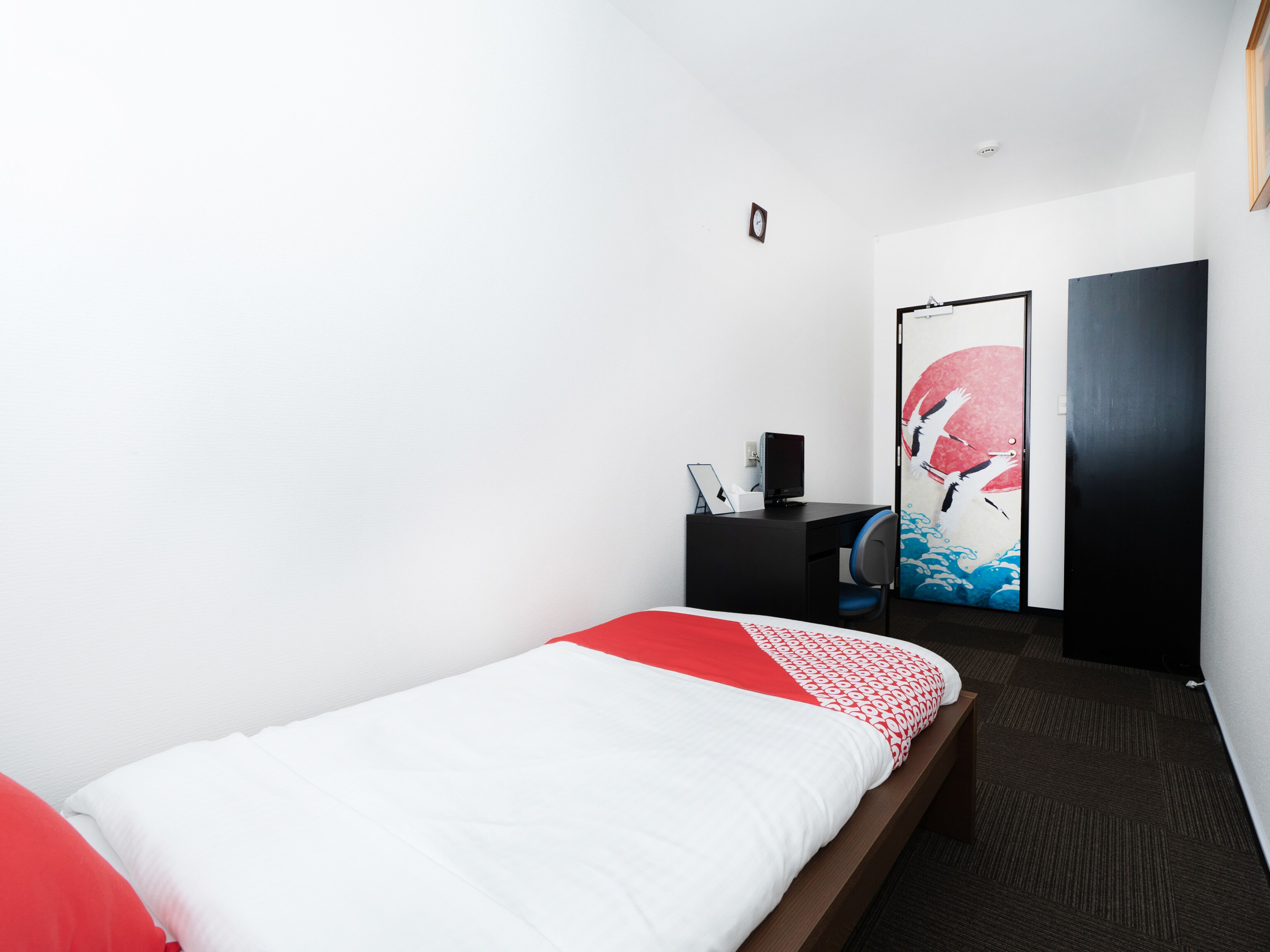 Single room without bath or toilet