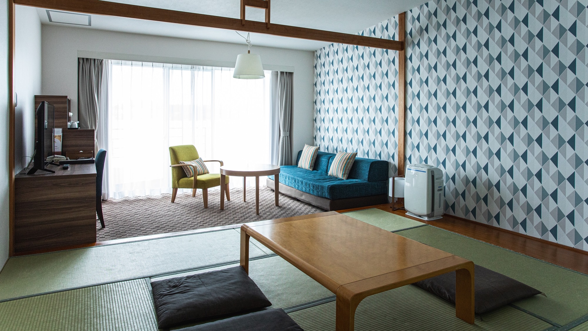 [Guest room] 41m2 lake view Japanese style room with 8 tatami mats | The view of Lake Hamana spreads out before your eyes, making it popular with seniors and families.