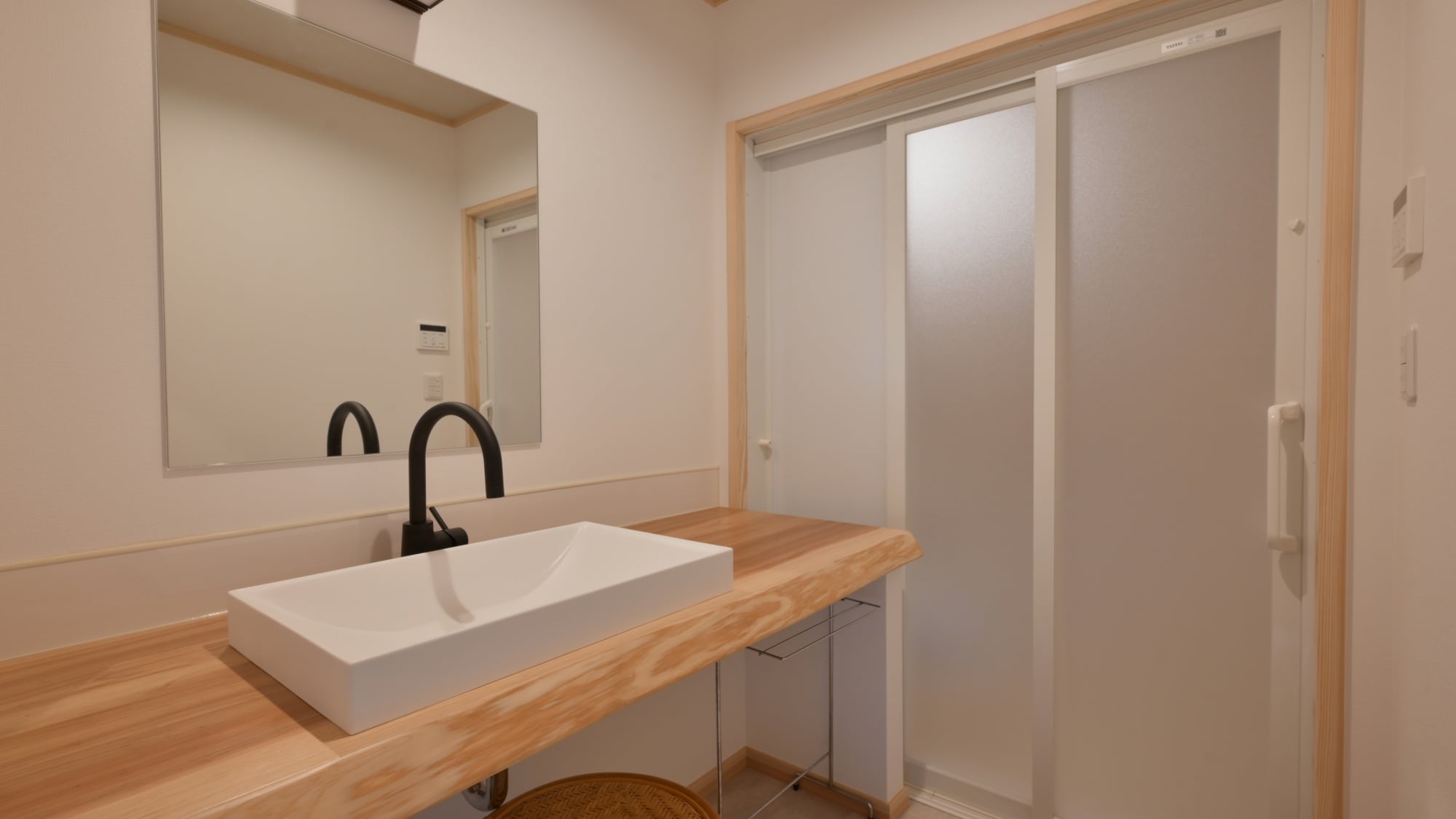 A washstand that exudes the warmth of wood. Simple and clean, it's perfect for getting ready for the morning.
