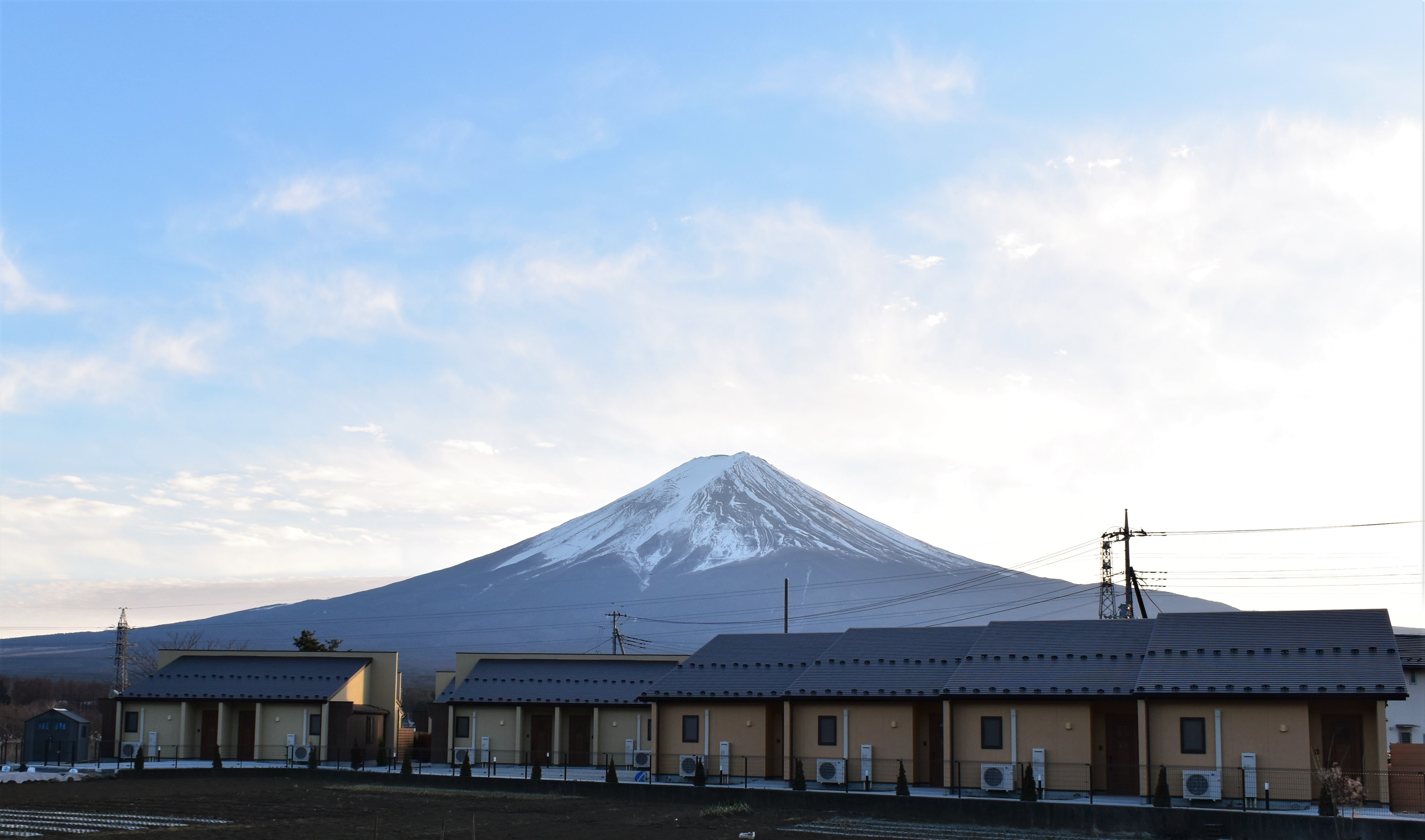 Eksterior dan Gunung Fuji (sebelum senja)