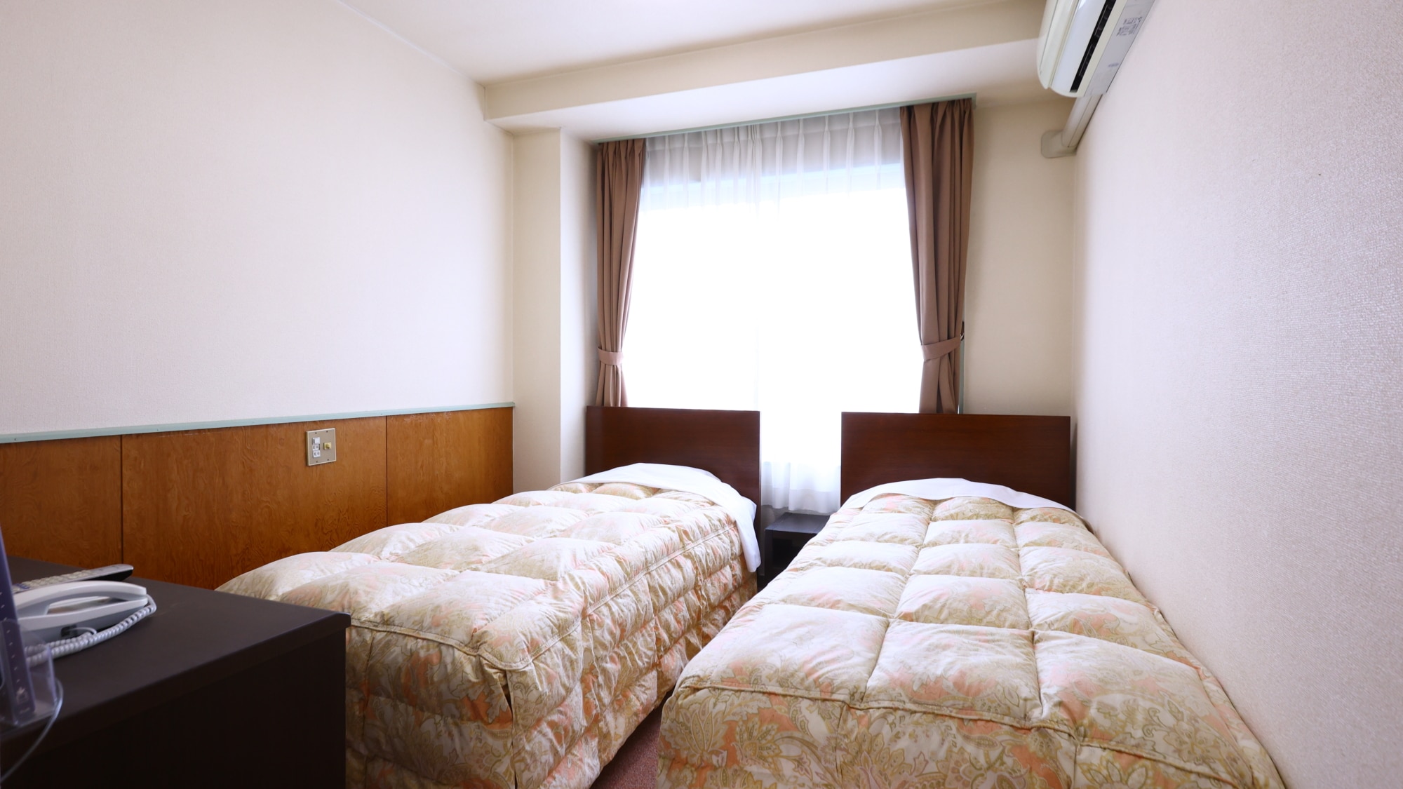 An example of a Western-style twin room. Fully equipped with air conditioning and heating. Please make yourself at home.