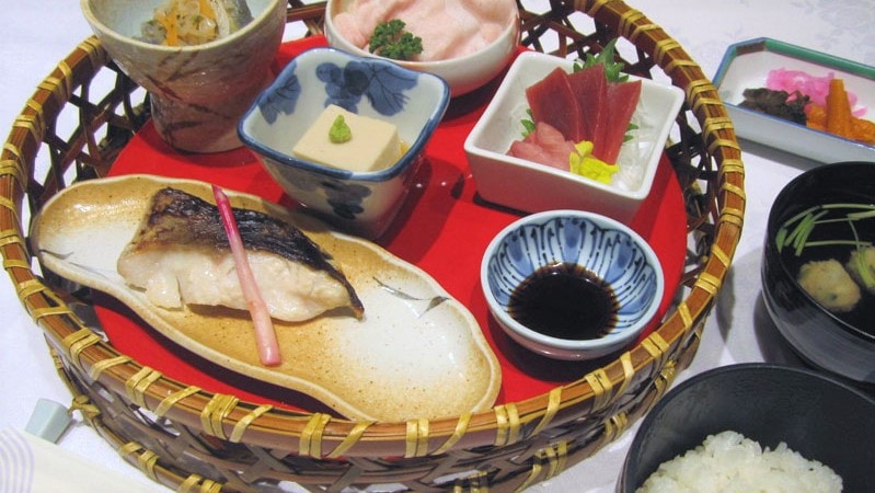 *晚餐示例：篮子盛装餐点