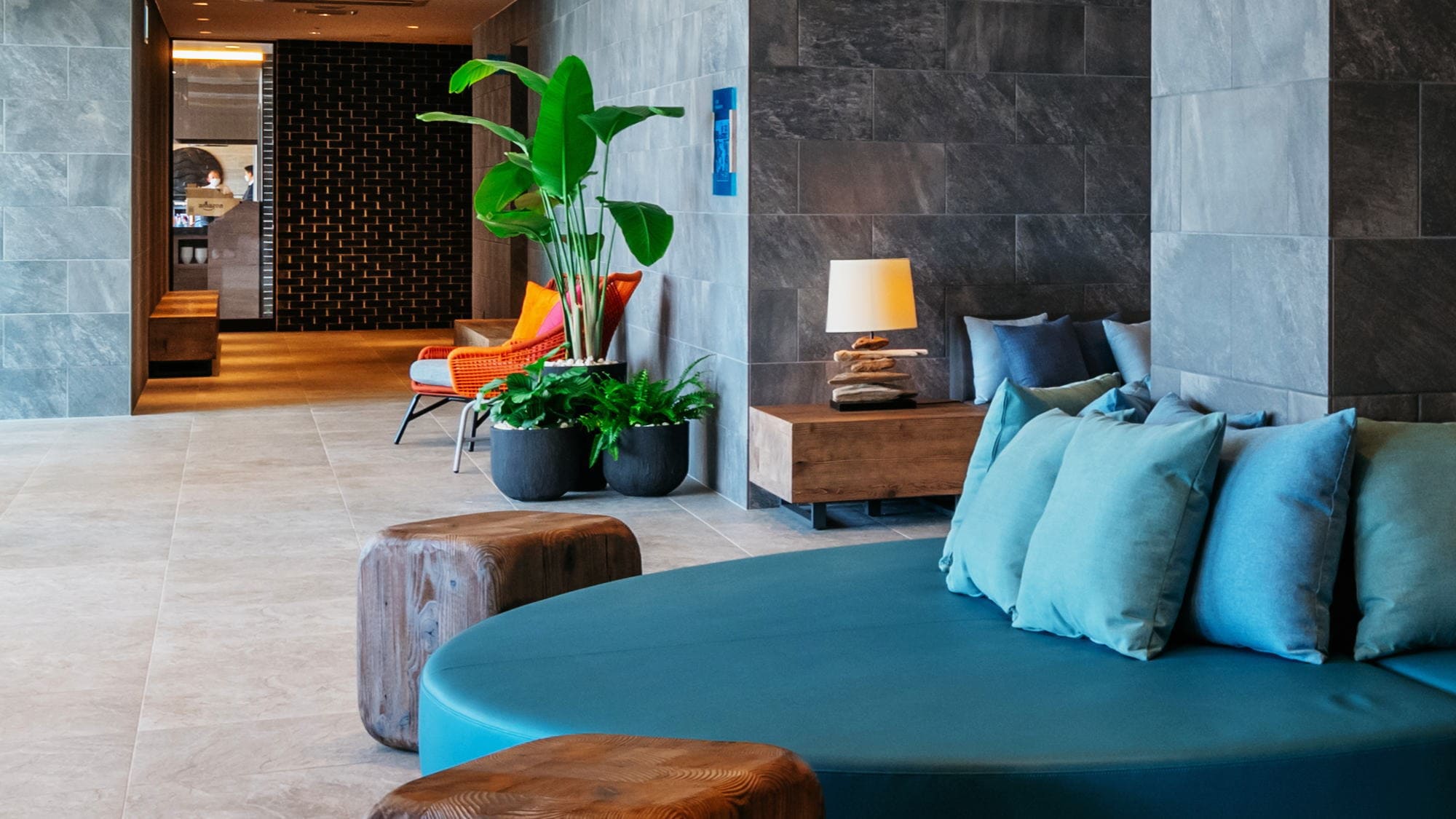 [Lobby] A relaxing hotel lobby dotted with art that evokes the feeling of transparency, water, and pulsation.