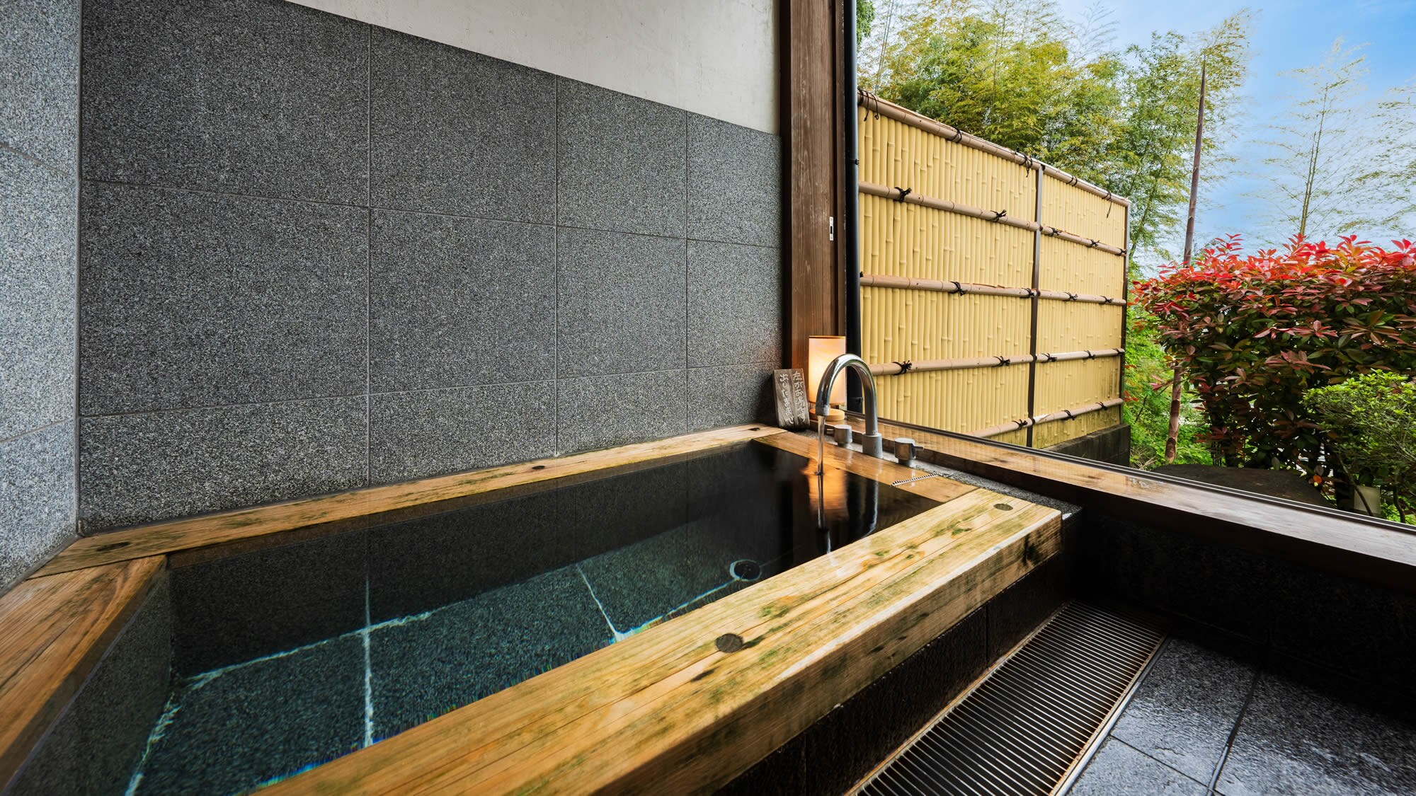 [Deluxe half open-air bath Japanese-style room renovated in July 2014]