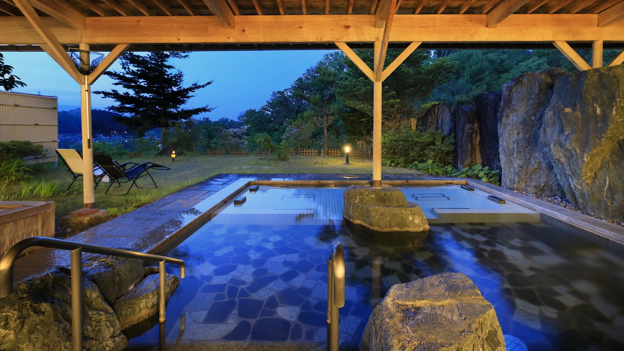 Hot spring bath_Evening view of the men's open-air bath