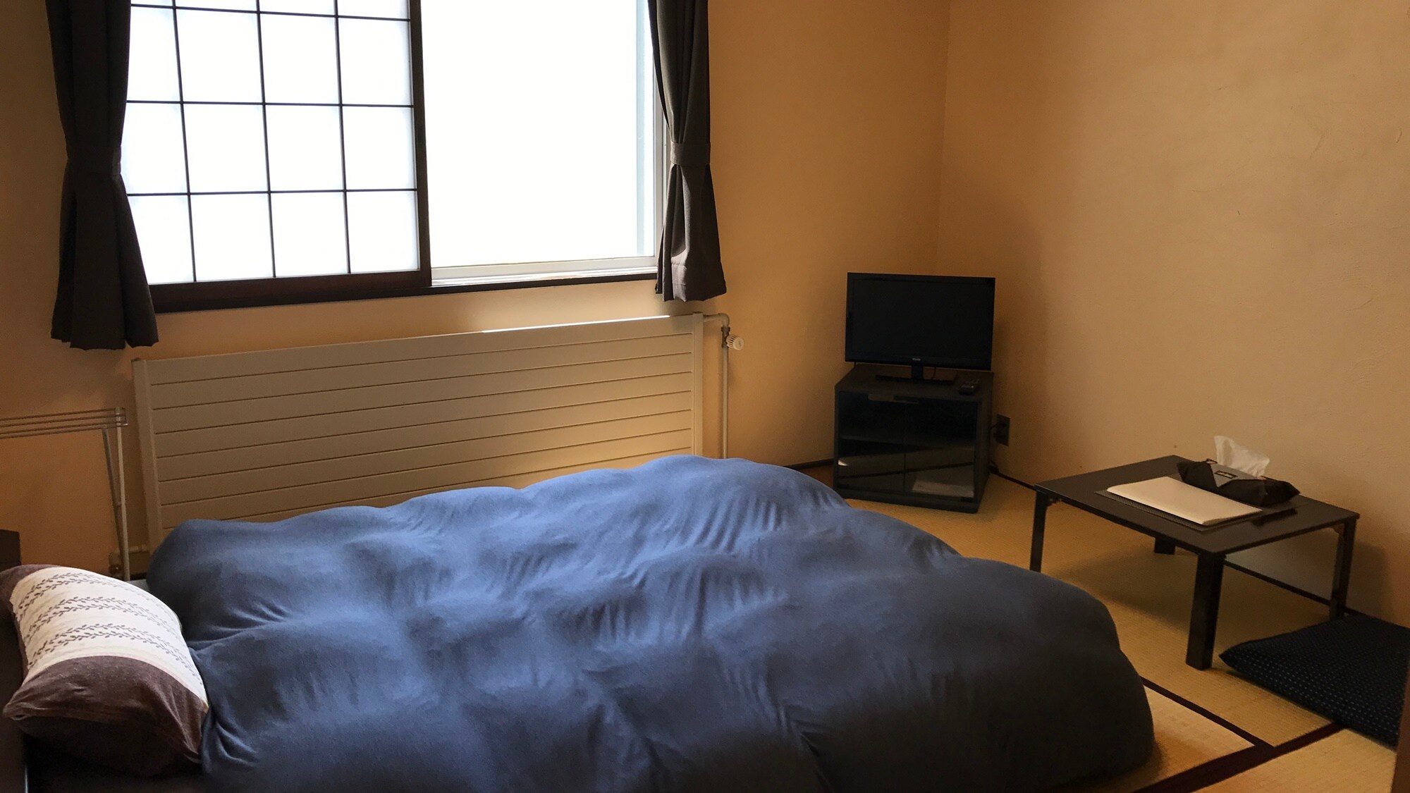 * You can relax in the Japanese-style double bedroom / low-type double bed.