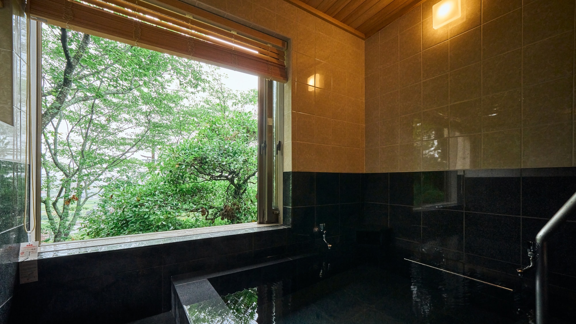 [Bettei Sakura / Japanese-Western room example] A semi-open-air bath attached to the room. You can enjoy the free-flowing hot spring whenever you like.