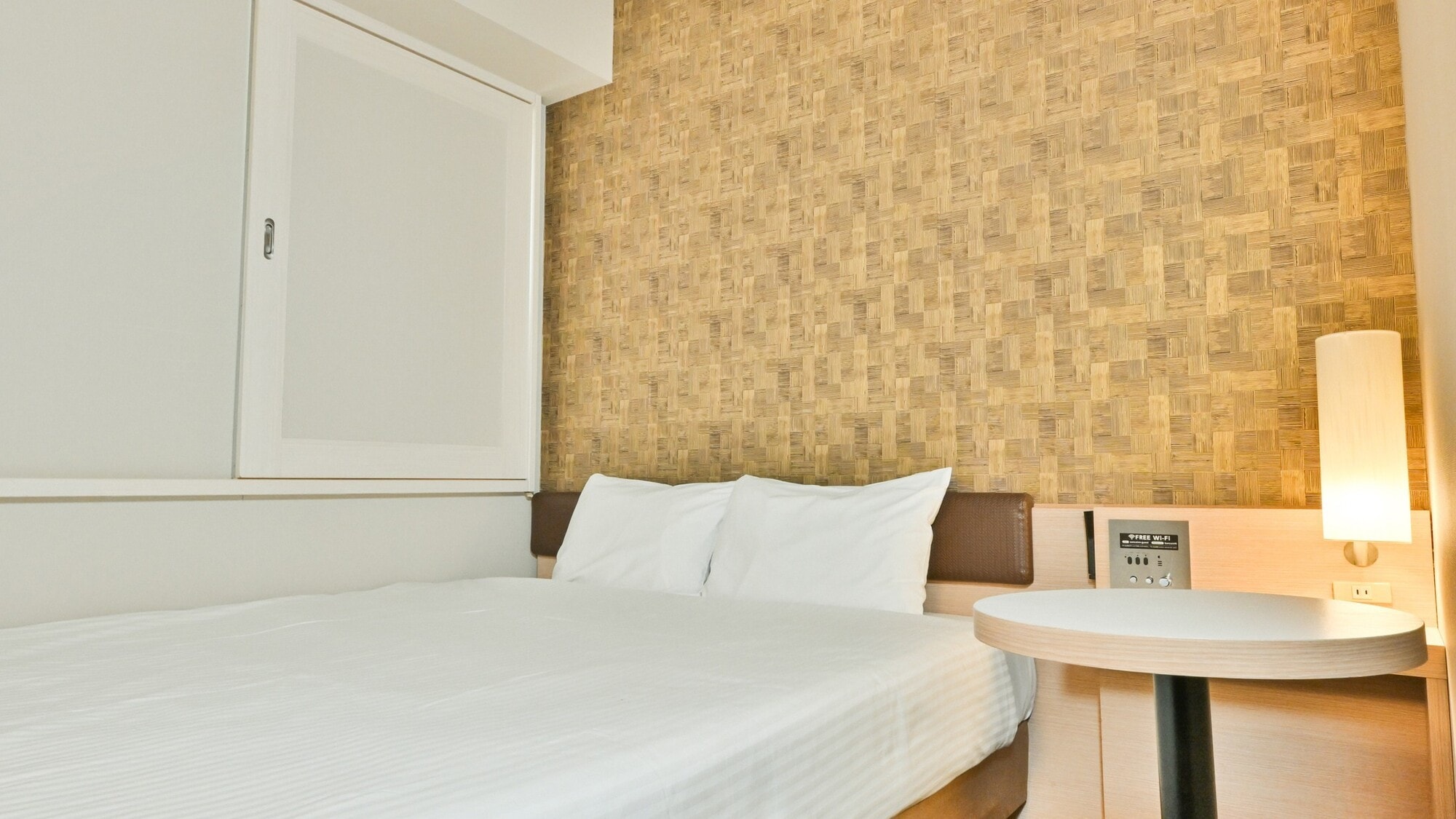 Deluxe Room (Queen-size bed)